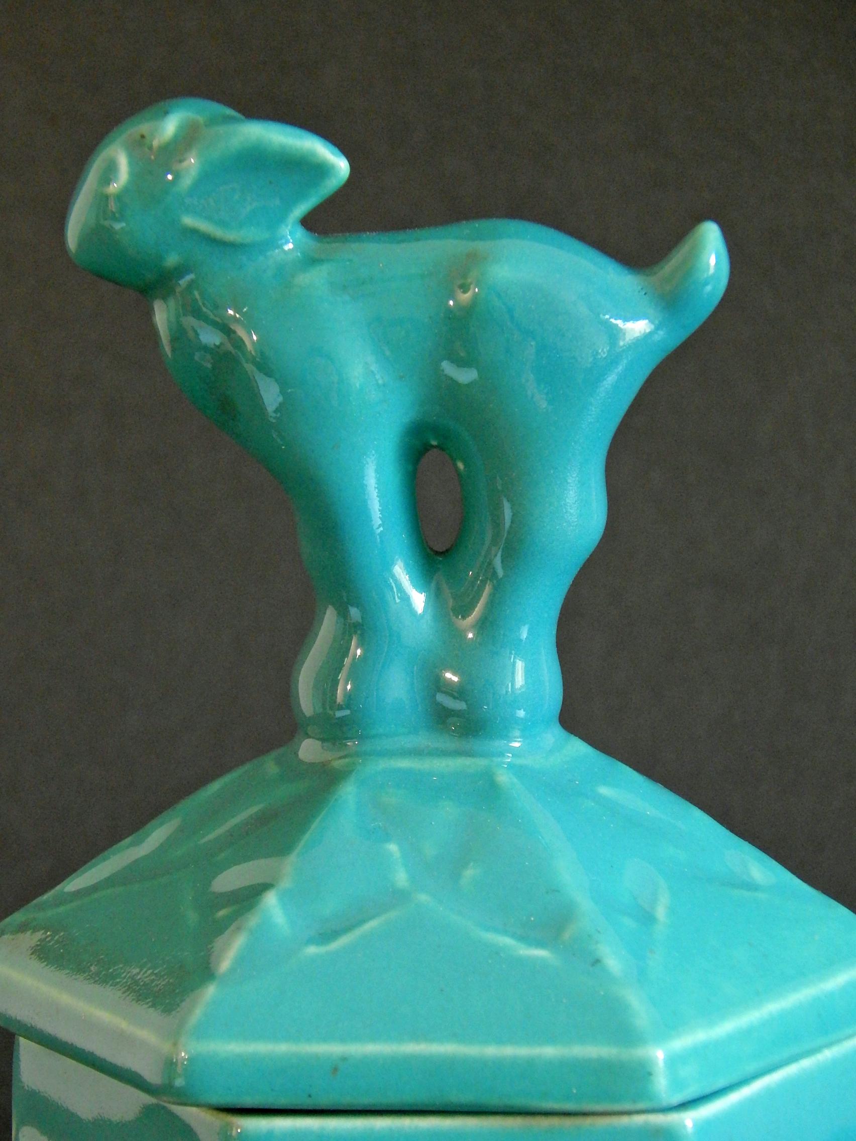 Américain Récipient à couvercle Art Déco avec glaçure turquoise sarcelle et chèvre de fontaine en vente
