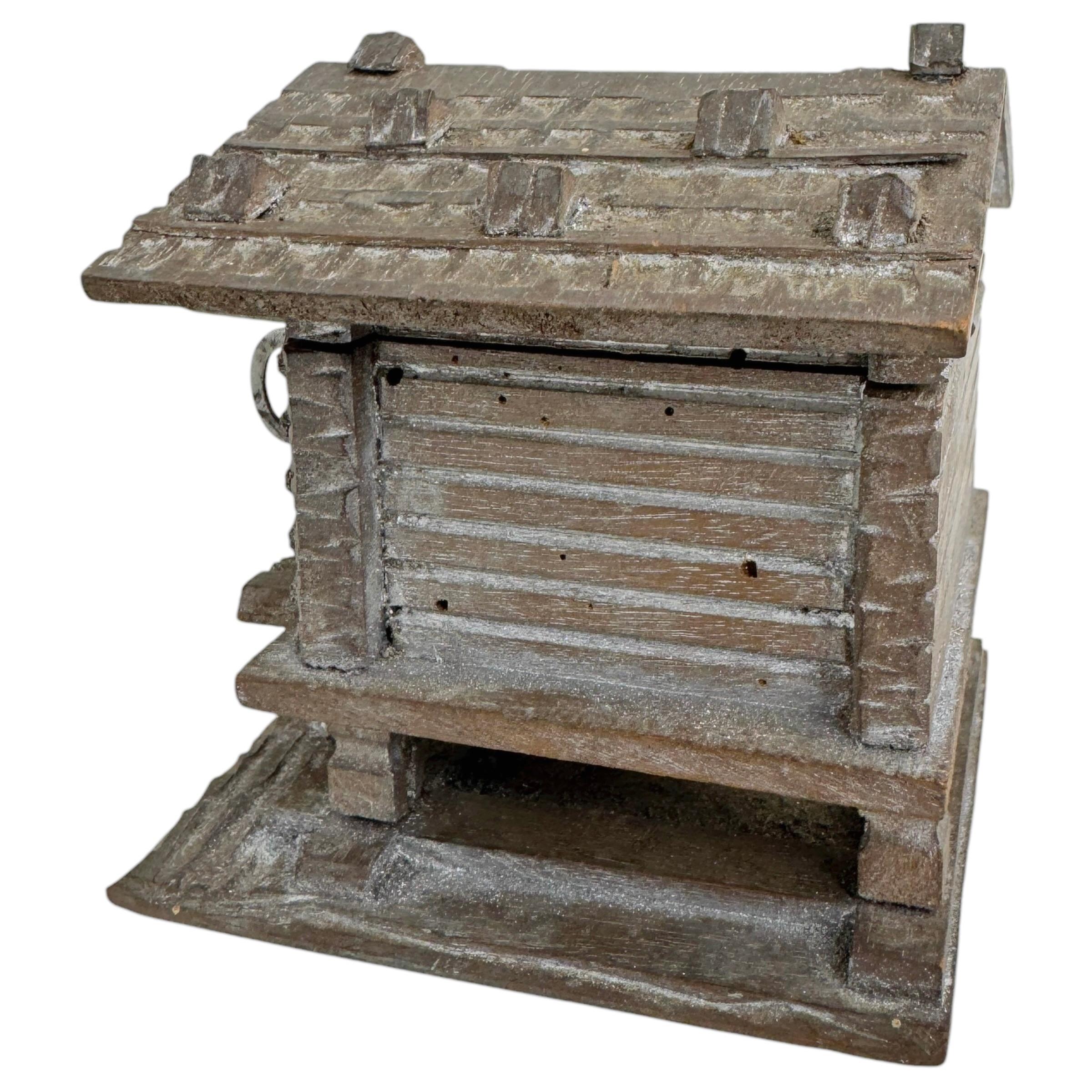Mountain Hut Lodge Black Forest Wood Carved Money Box Piggy Bank, Vintage 1910s In Good Condition For Sale In Nuernberg, DE