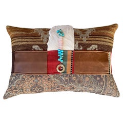 Coussin lombaire d'inspiration montagneuse avec accents turquoise et dos porcupine