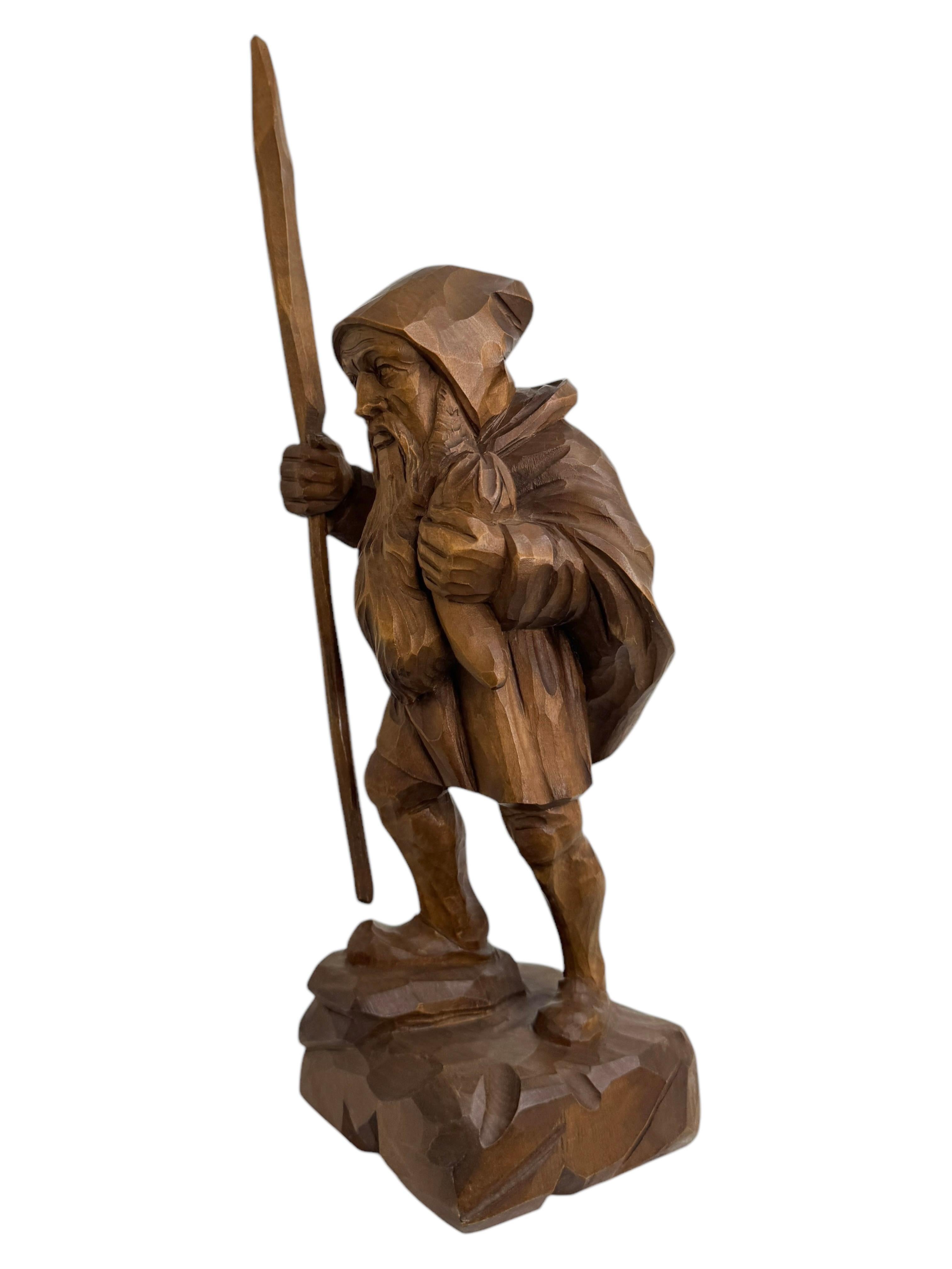 Eine großartig aussehende handgeschnitzte originale hölzerne Folk Art Statue. Ein großartiges Stück für ein passendes Ambiente in einem Hüttenzimmer oder dem Büro eines Jägers oder Waldarbeiters. Höchstwahrscheinlich handelt es sich um ein Stück