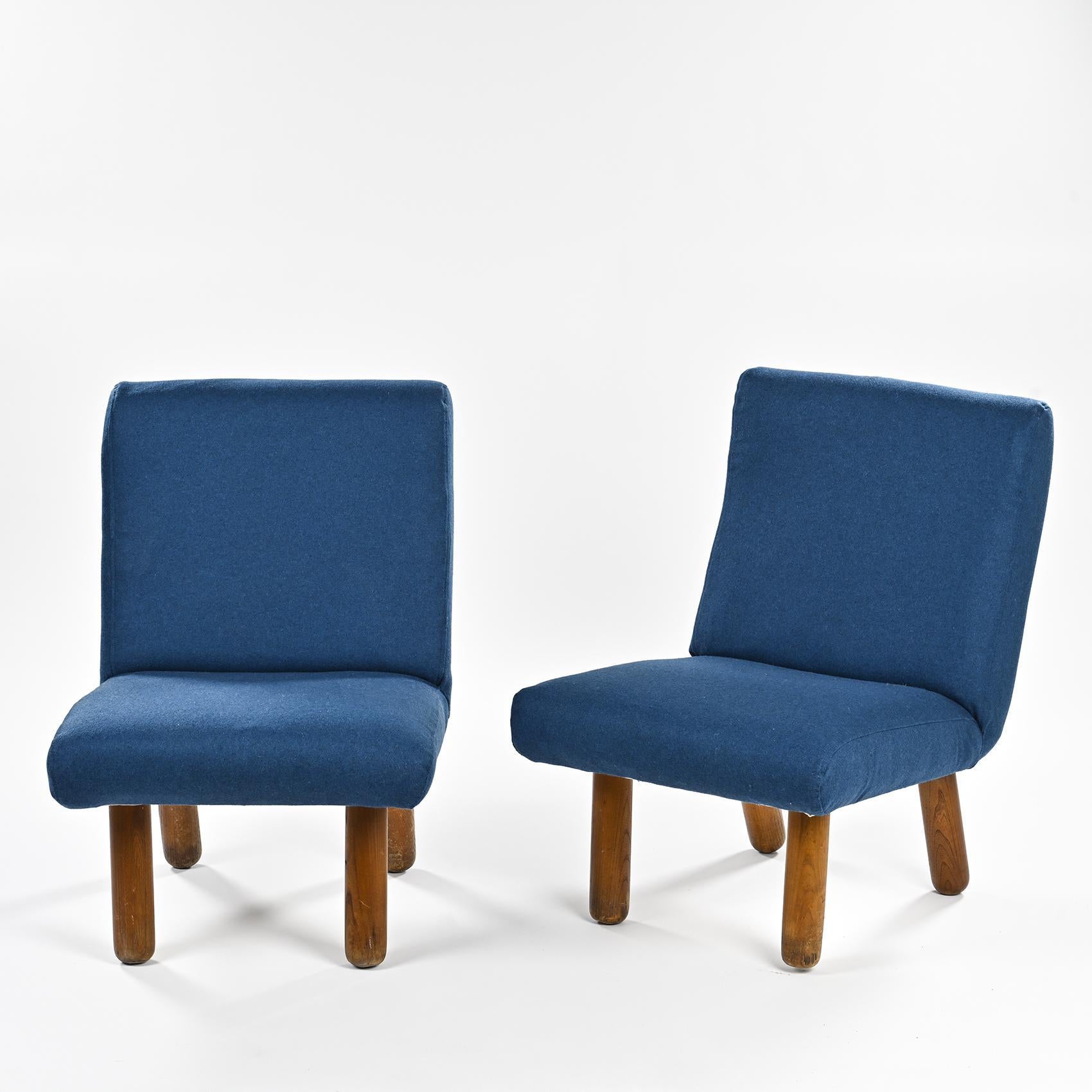 Pair of armchairs dating back to the 1960s, originating from the La Plagne ski resort.

The seat, crafted with foam, is covered in Mont-Blanc wool fabric from Nobilis. It rests on four solid beechwood logs, evoking the aesthetics of Alpine