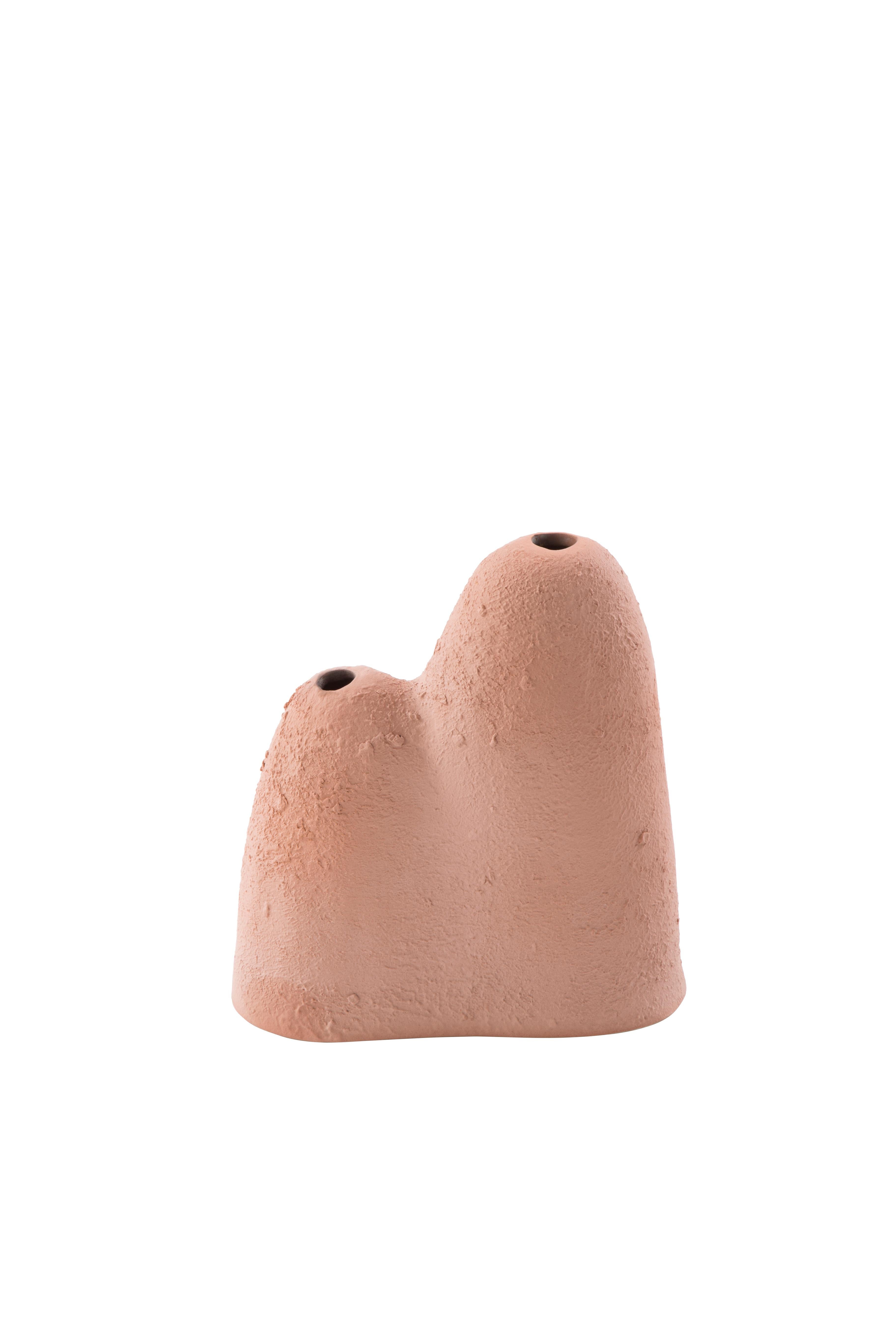 Mountain small terracotta vase by Pulpo
Dimensions: D 21 x W 9 x H 22 cm
Materials: ceramic

Also available in different colours.

Making a dramatic entrance overtop your tablescape below comes the mountain vase. Its solid ceramic form