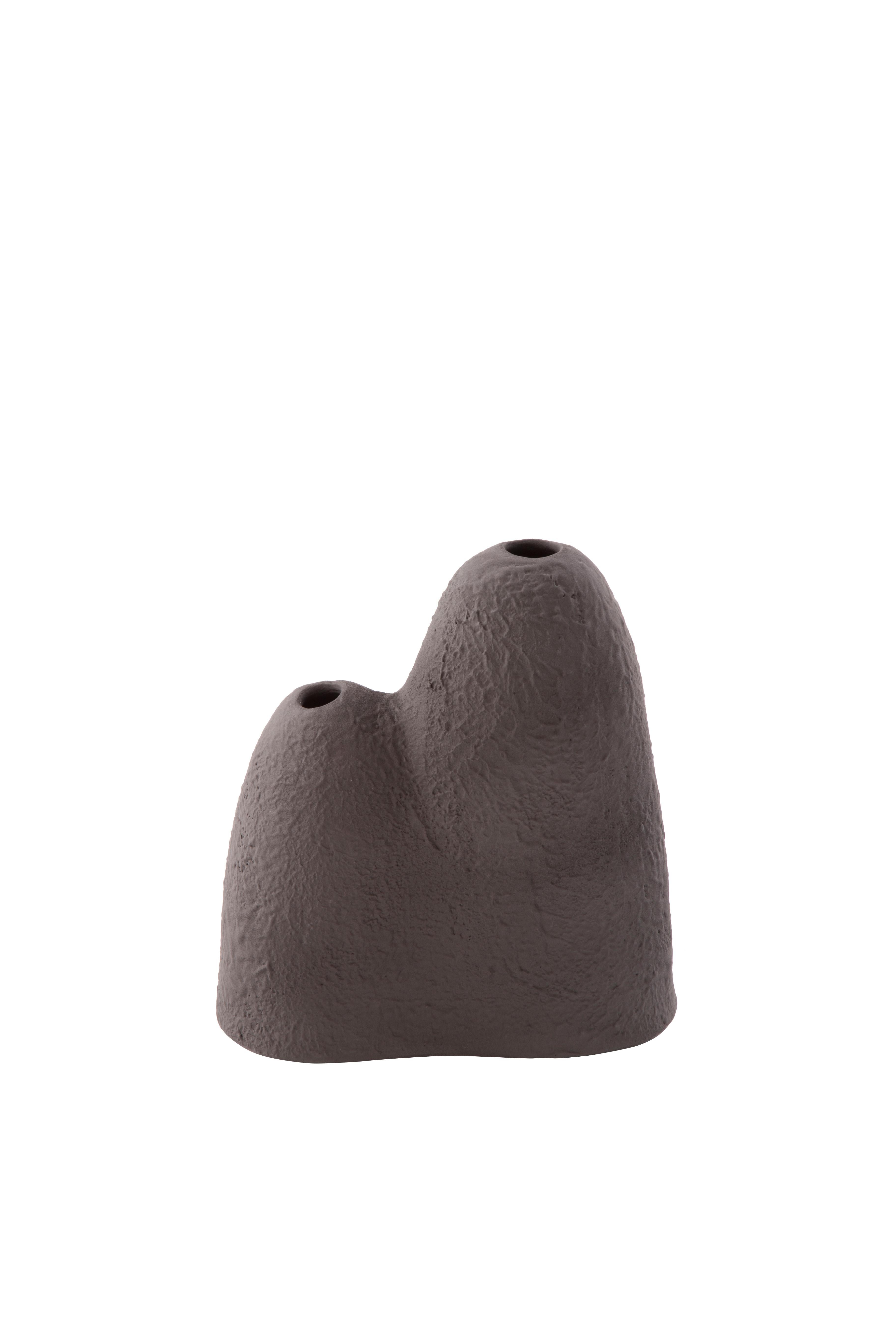 Mountain small umbra vase by Pulpo
Dimensions: D21 x W9 x H22 cm
Materials: ceramic

Also available in different colours. 

Making a dramatic entrance overtop your tablescape below comes the mountain vase. Its solid ceramic form presents the