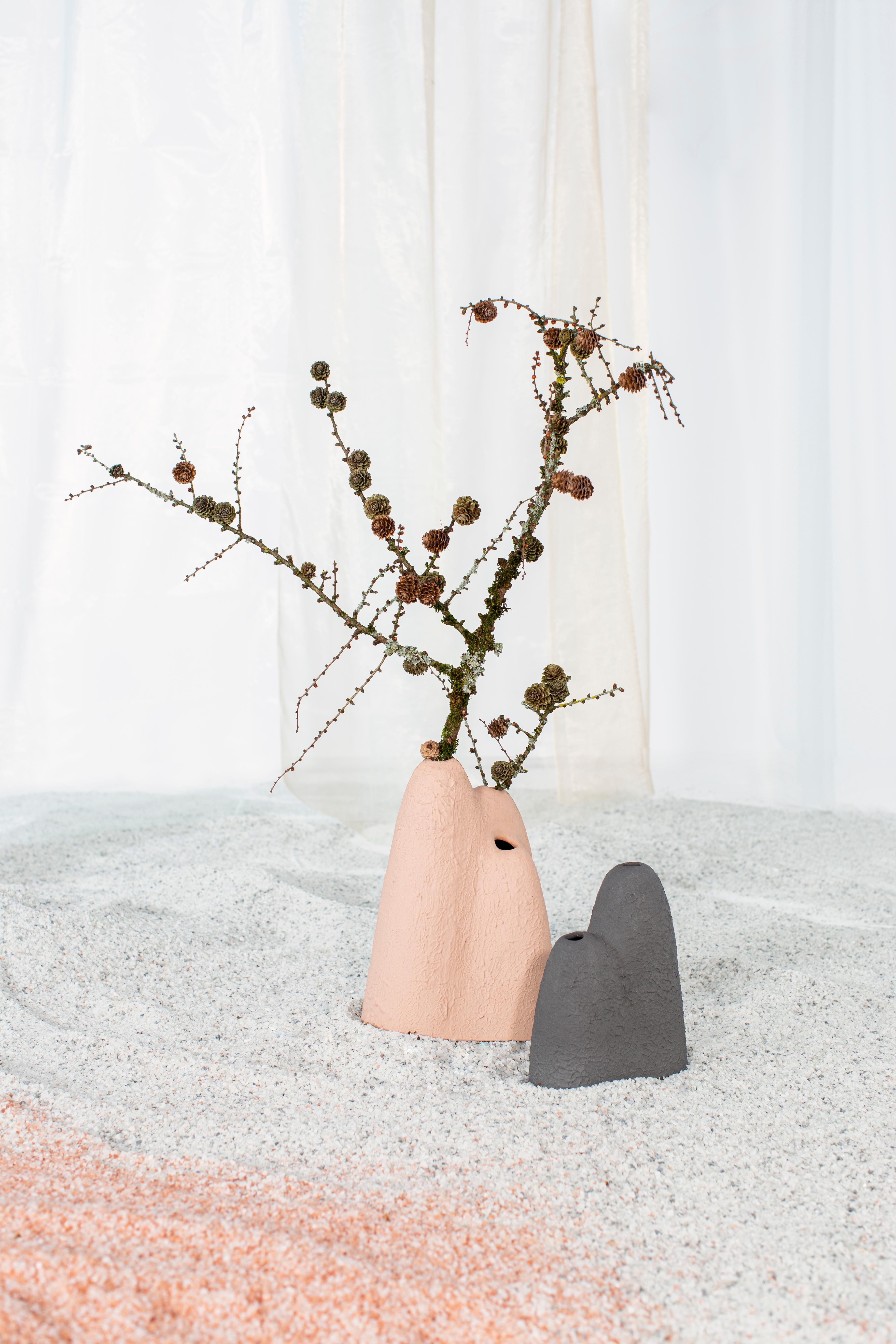 Mountain Small Umbra Vase by Pulpo For Sale 2