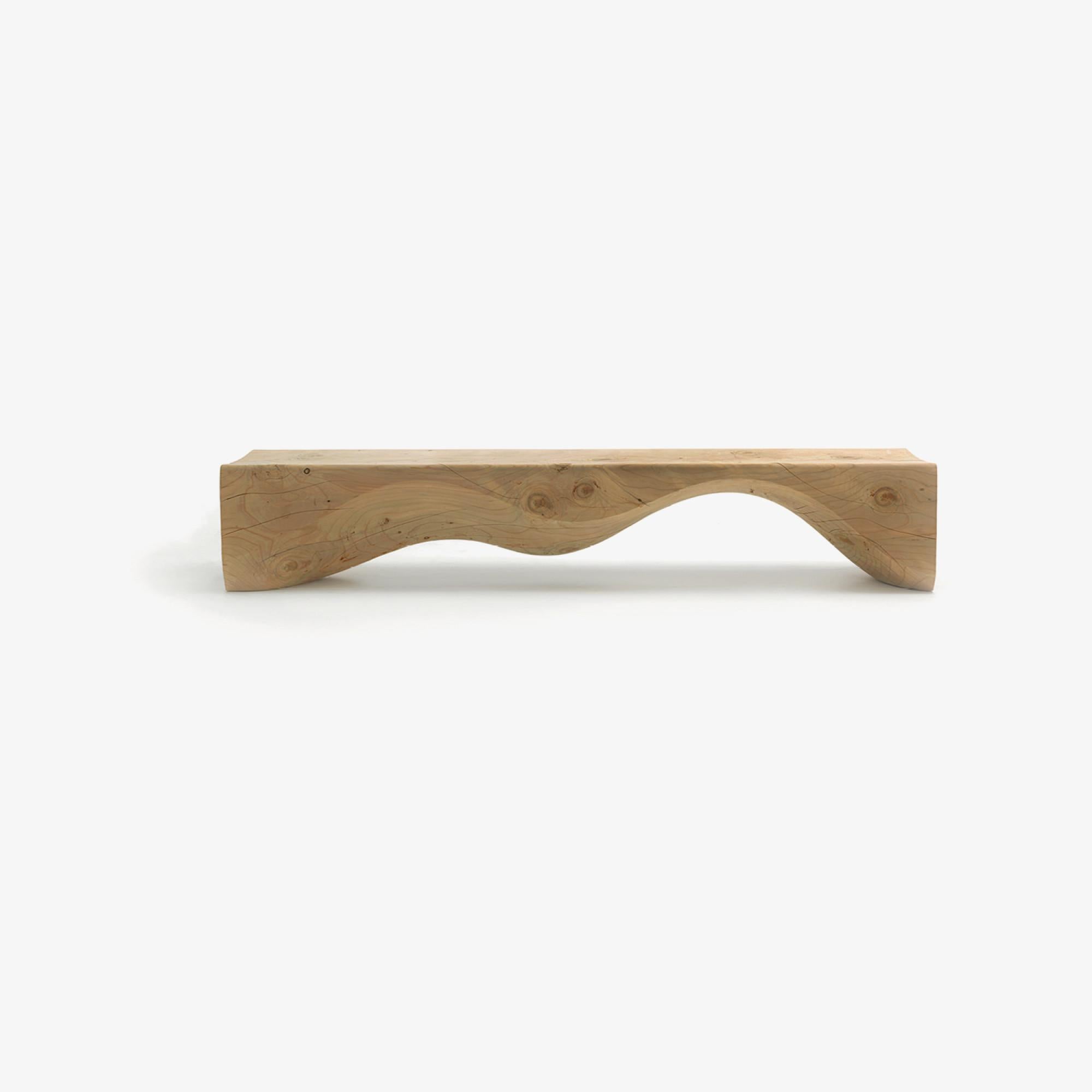 Fabricado en madera de cedro maciza, el banco Mountains de Riva1920 es una obra maestra escultórica que lleva la belleza de la naturaleza a los interiores contemporáneos. Tallado a partir de un único bloque de cedro aromático, este banco muestra el