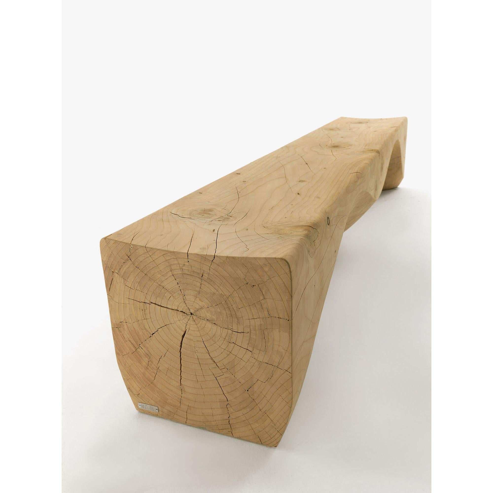 Banco de montaña para exterior tallado en un solo bloque de madera de cedro perfumada Italiano en venta