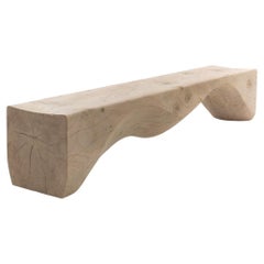 Banco de montaña para exterior tallado en un solo bloque de madera de cedro perfumada