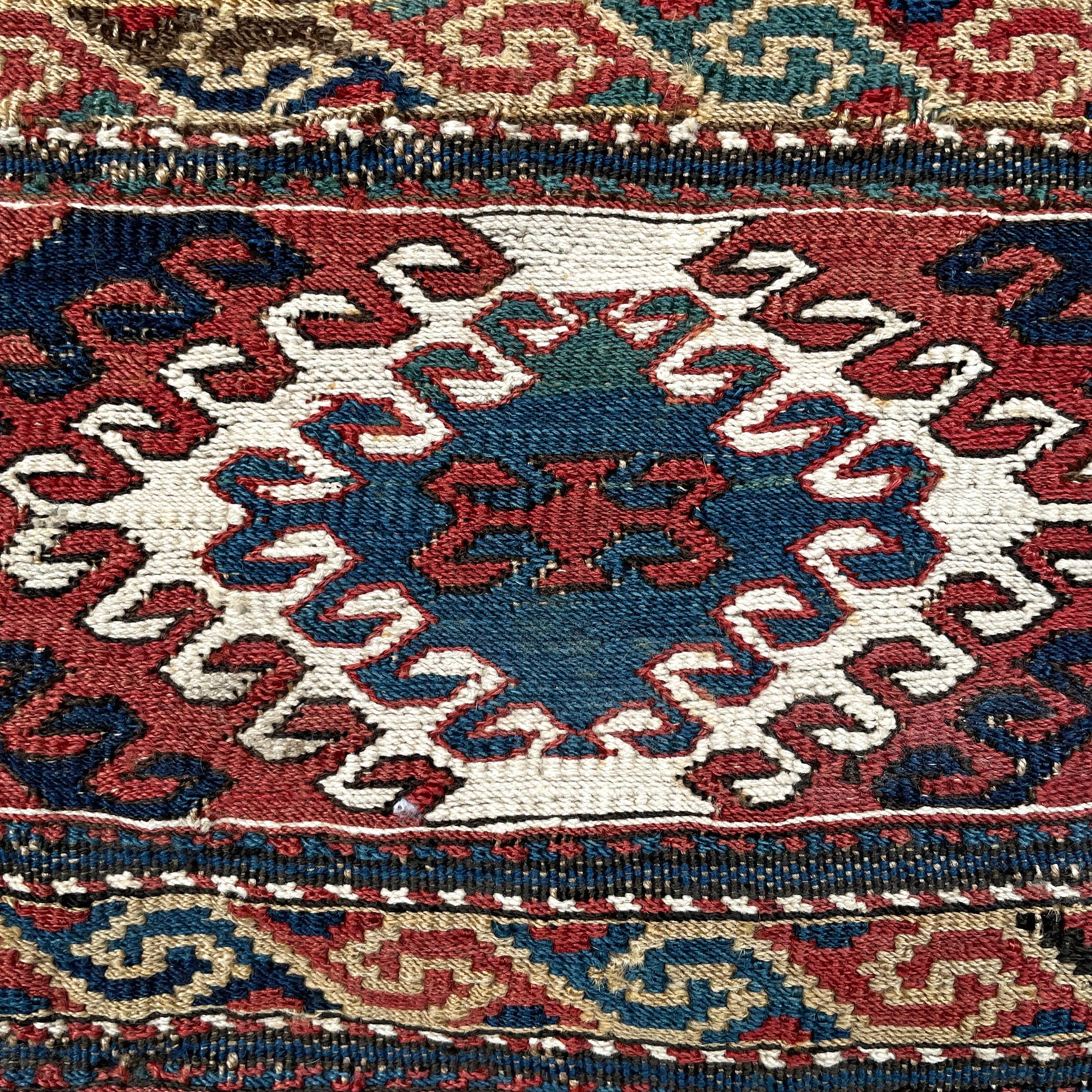 Azerbaïdjanais Tapis Soumak monté du 19ème siècle fragment de tapis