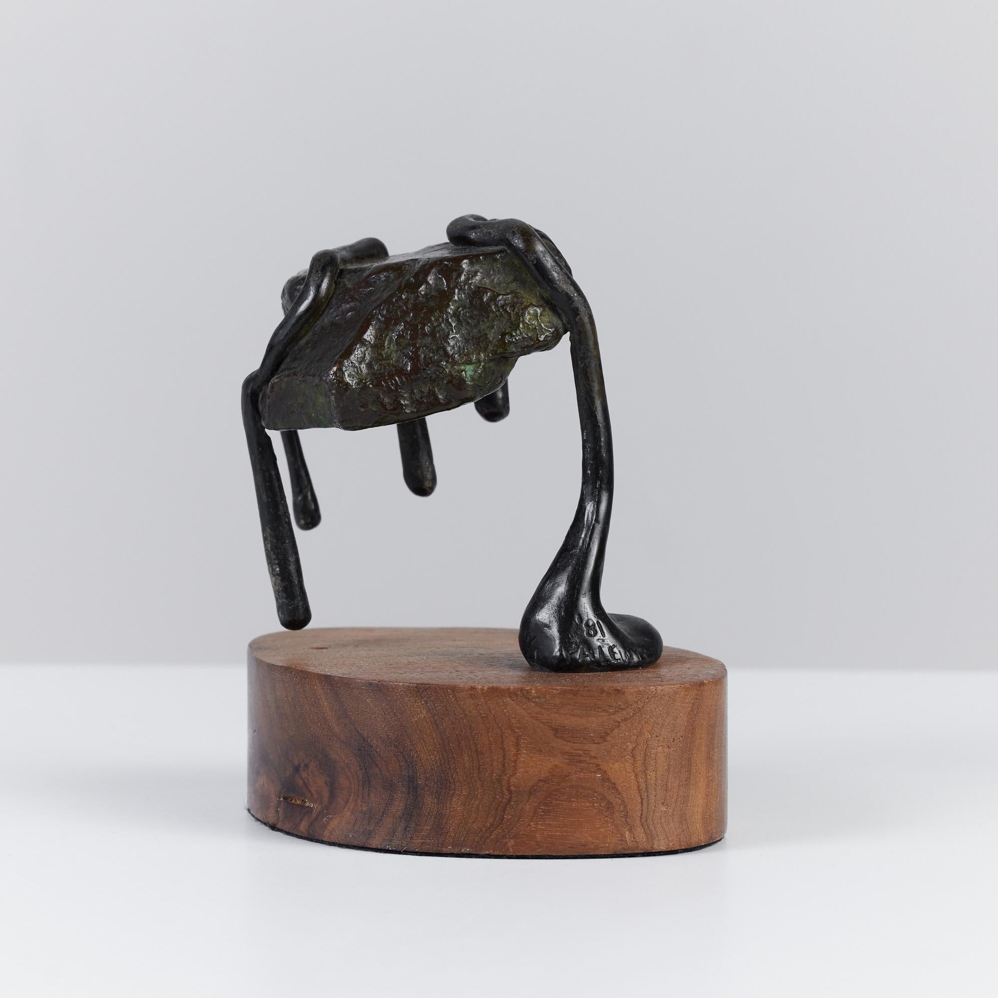 Postmoderne Sculpture abstraite en bronze montée sur pied en vente