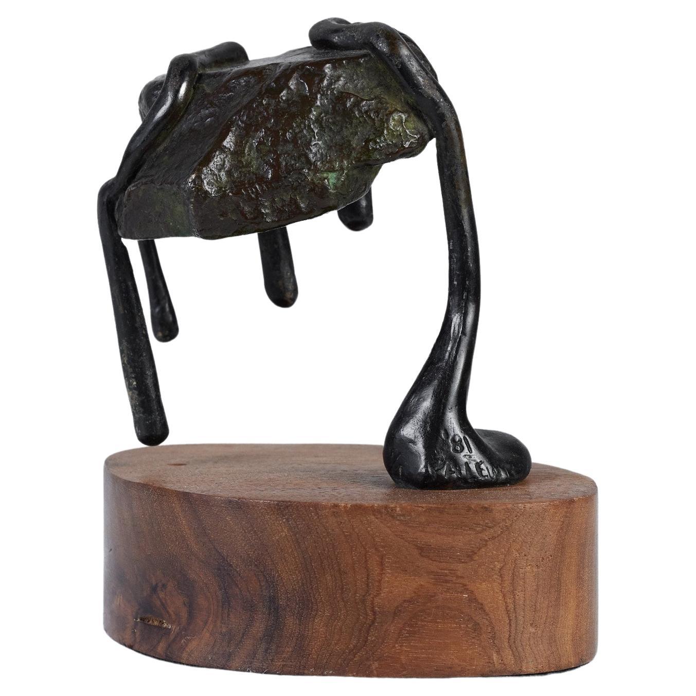 Sculpture abstraite en bronze montée sur pied