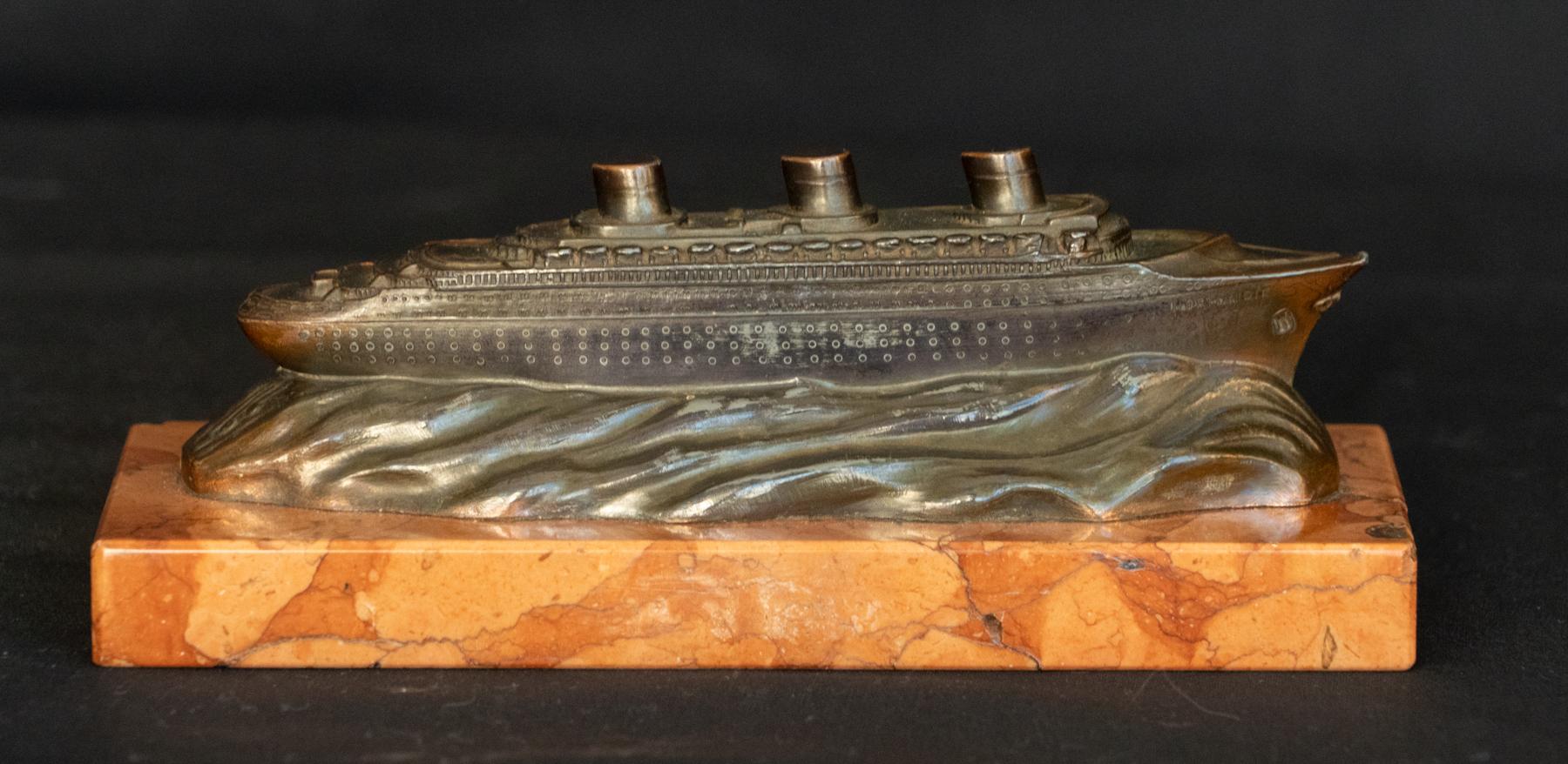 Montiertes Bronzemodell der SS Normandie auf See. Die Gedenkstätte der SS Normandie (1932 - 1946)  auf der Jungfernfahrt CIRCA 1935. 
Bronziert  / spelter material mit guten Details. Starke Patina mit Werkzeugspuren und Abnutzung. Montiert auf einem