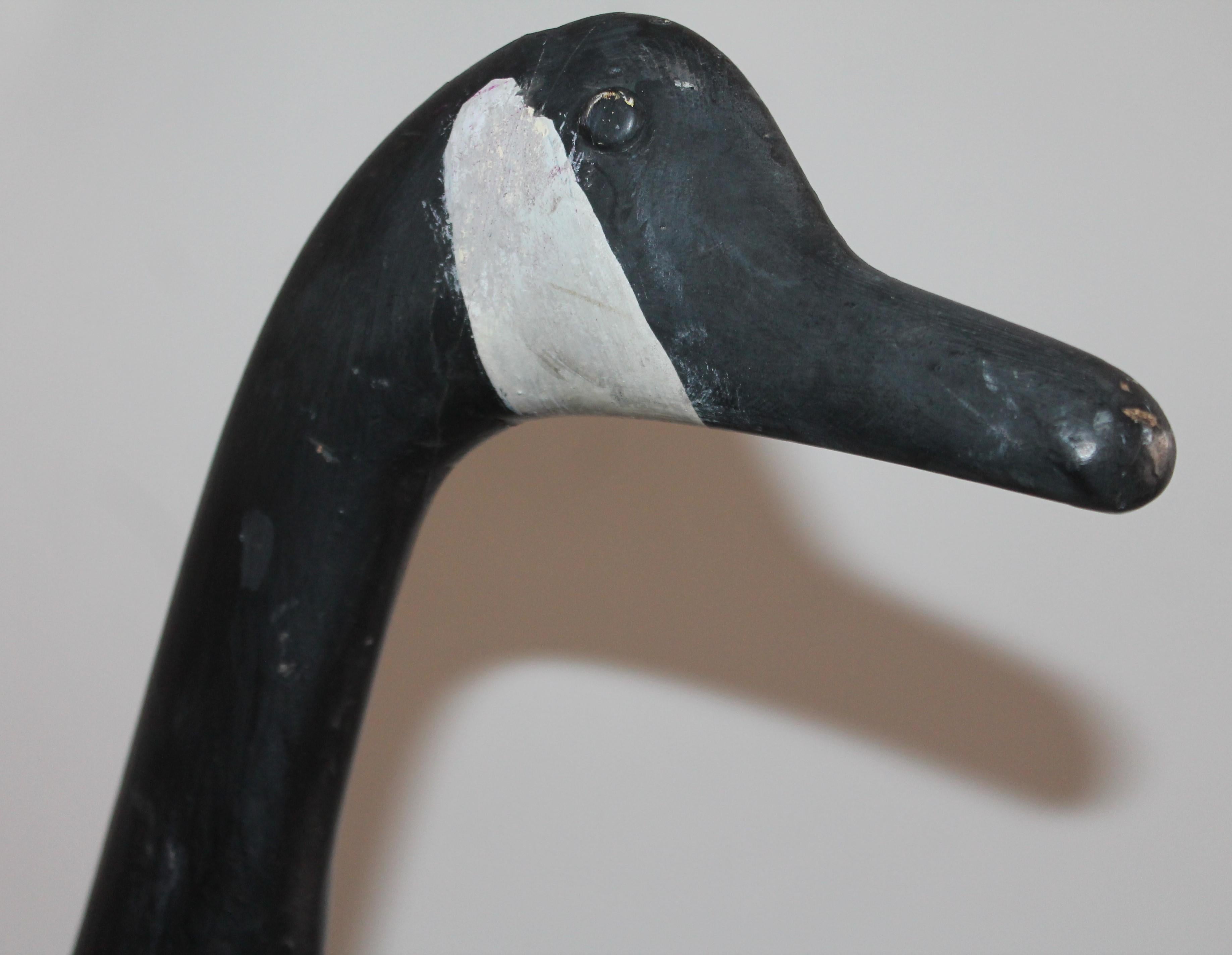 Fer Peinture originale d'une oiseau canadienne montée sur pied en vente