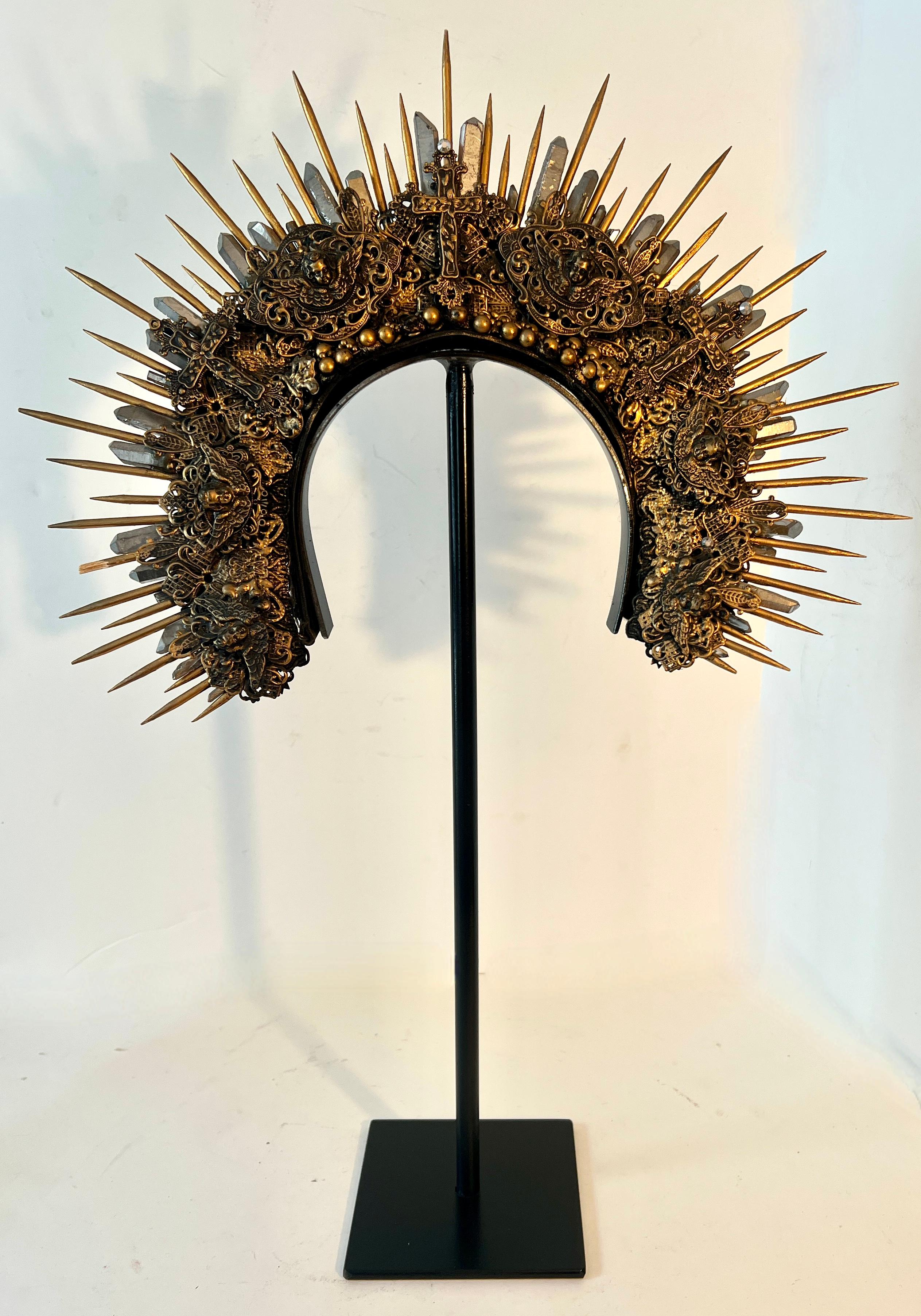 Ein wunderschönes handgefertigtes Kopfkleid aus einer Broadway-Produktion, erworben in NYC.

Das Stück besteht aus Holzspießen, Perlen, Kristallen, Kreuzen und Stoffen - alles in Gold gegossen - und sieht zwar beeindruckend aus, ist aber für eine