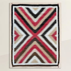 Tapis « Eye Dazzler » des Diné, datant du début du XXe siècle, monté sur support