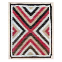 Tapis « Eye Dazzler » des Diné, datant du début du XXe siècle, monté sur support