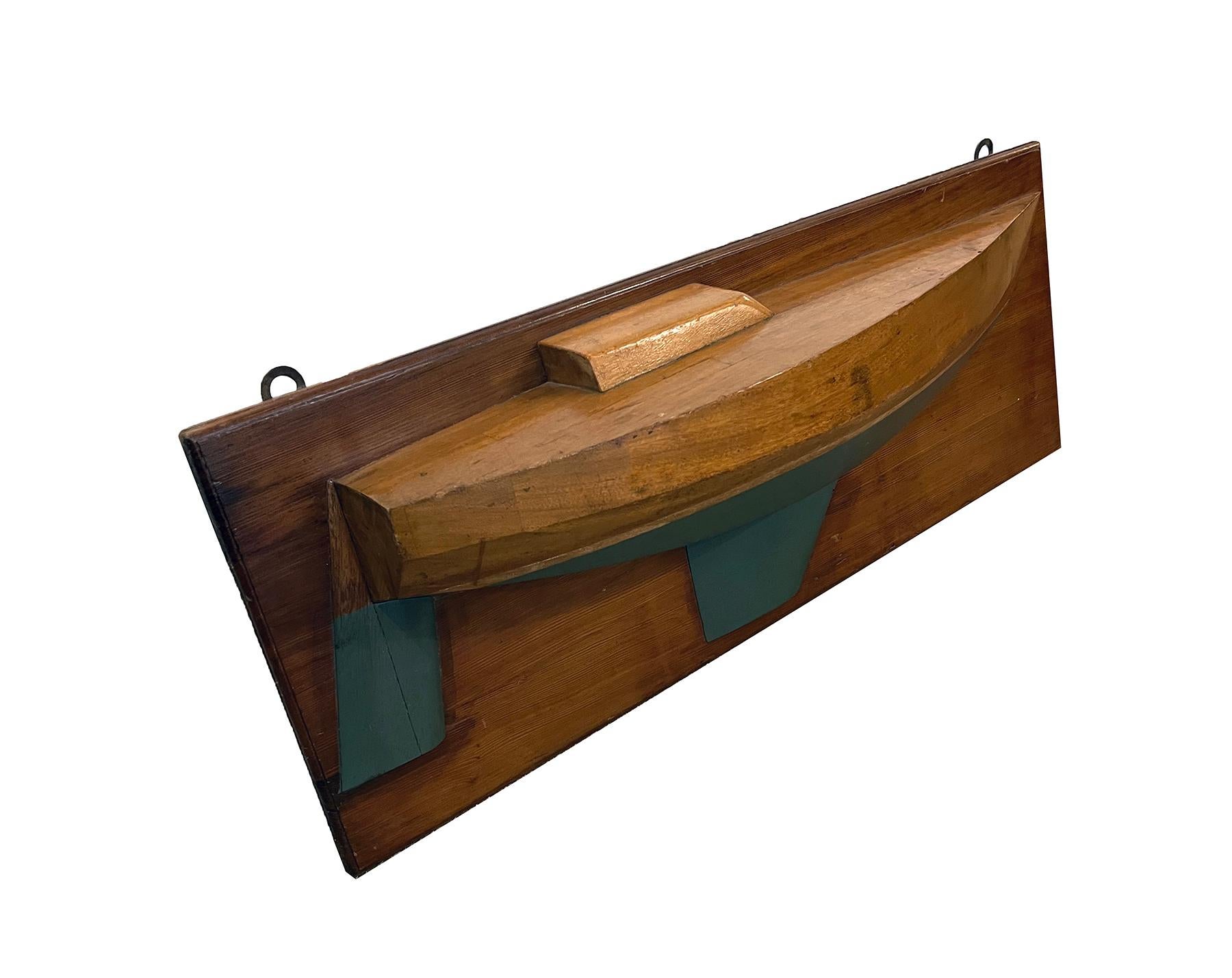 une grande et belle maquette artisanale d'un sloop en bois américain à demi-coque, avec quille à ailettes et gouvernail à bêche, construite en acajou stratifié avec une patine chaude de couleur miel ; montée sur le cadre en bois d'origine avec deux