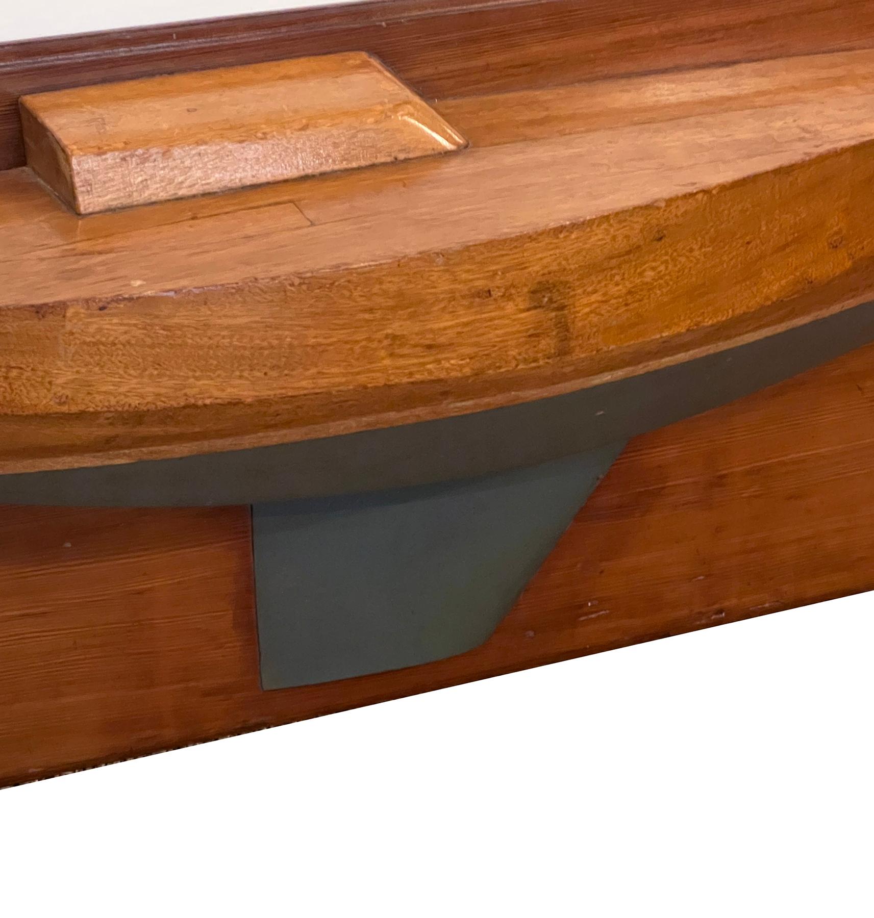 Artisanat Modèle de construction d'un sloop en bois à demi-coque monté en vente