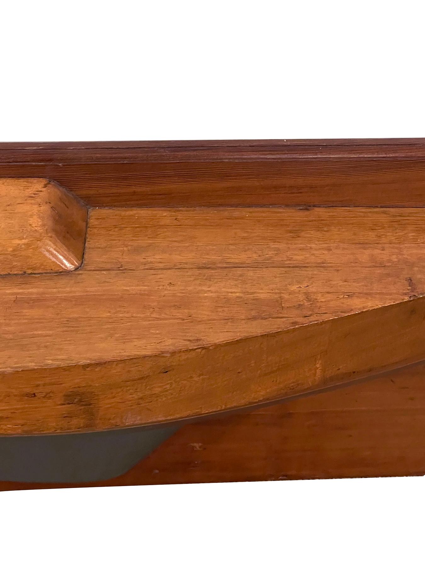 Sculpté à la main Modèle de construction d'un sloop en bois à demi-coque monté en vente