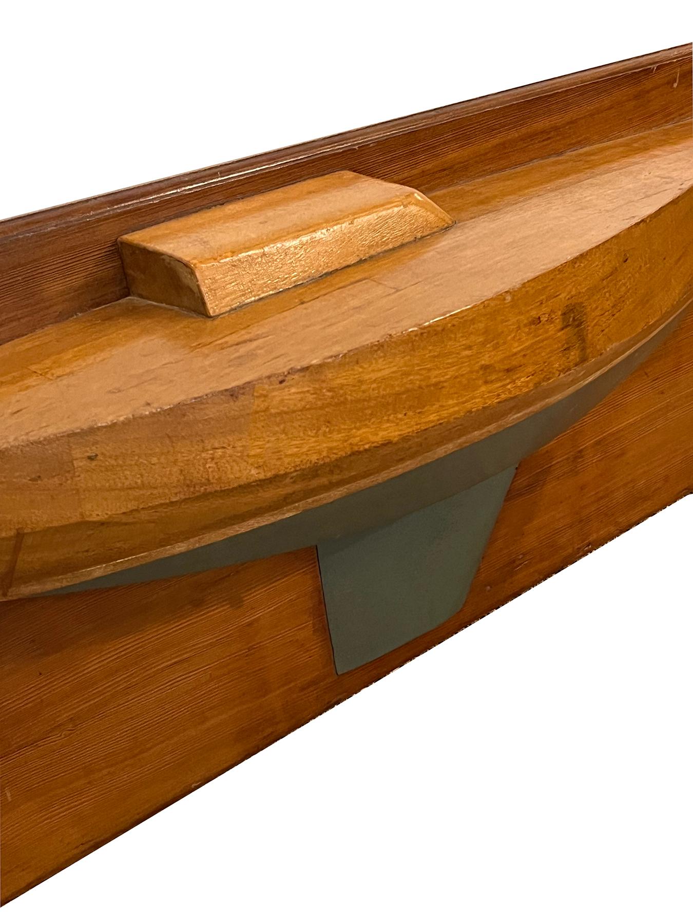 Début du 20ème siècle Modèle de construction d'un sloop en bois à demi-coque monté en vente