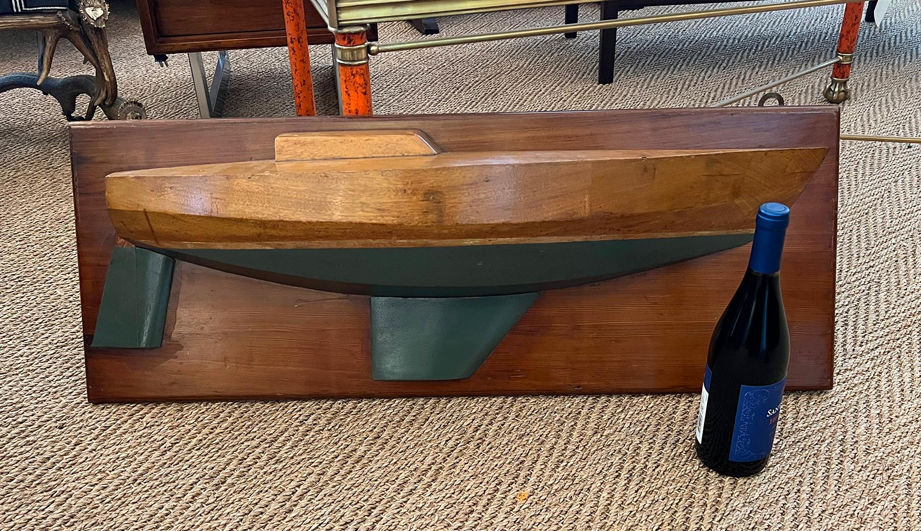 Acajou Modèle de construction d'un sloop en bois à demi-coque monté en vente