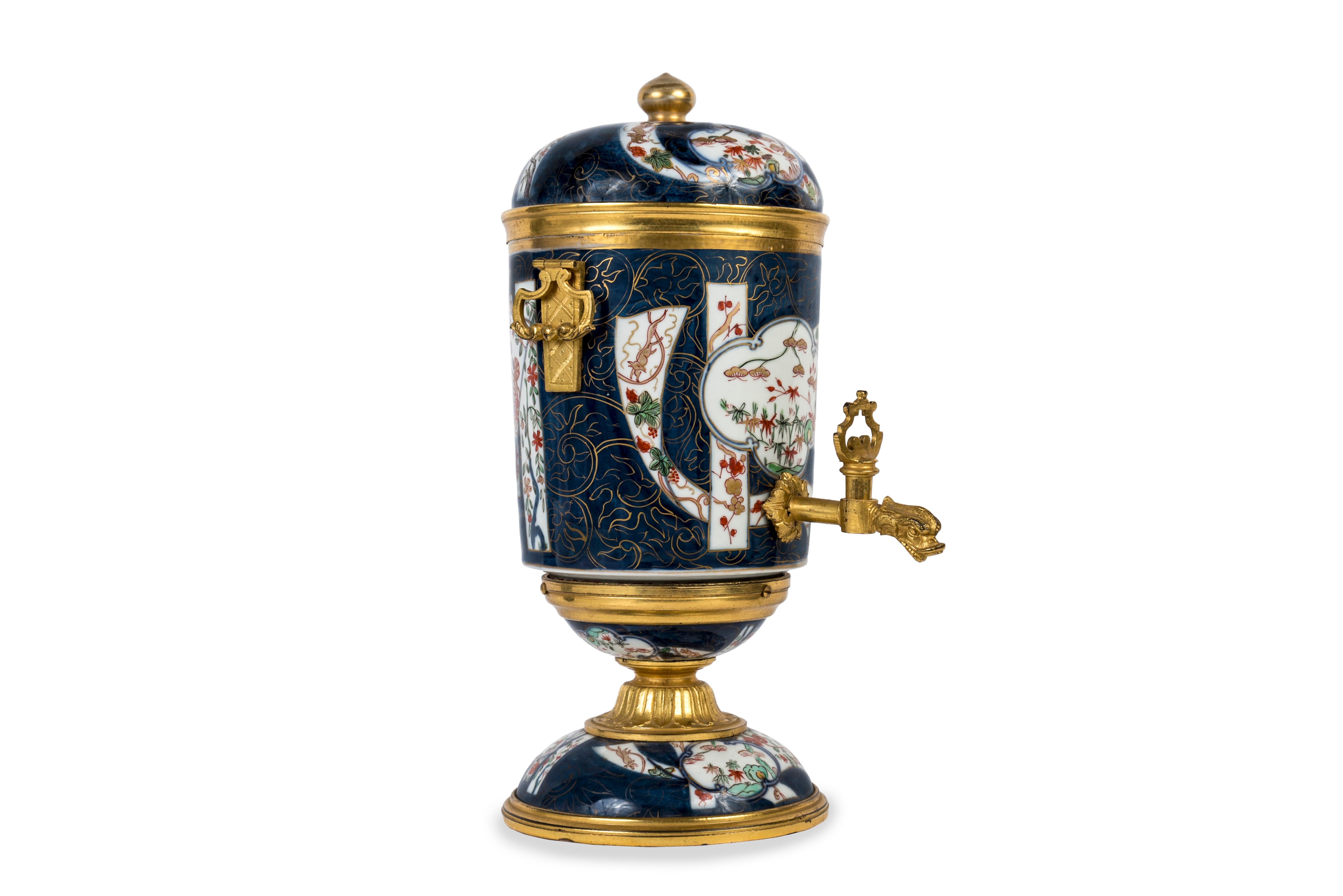 Fontaine à parfum en porcelaine Imari kinrandé montée en bronze doré provenant du même ensemble de porcelaine. La tasse et le bol forment la base, le pot recouvre le récipient à parfum. 
Décor bleu sous la couverture avec rehauts d'or de fleurs de