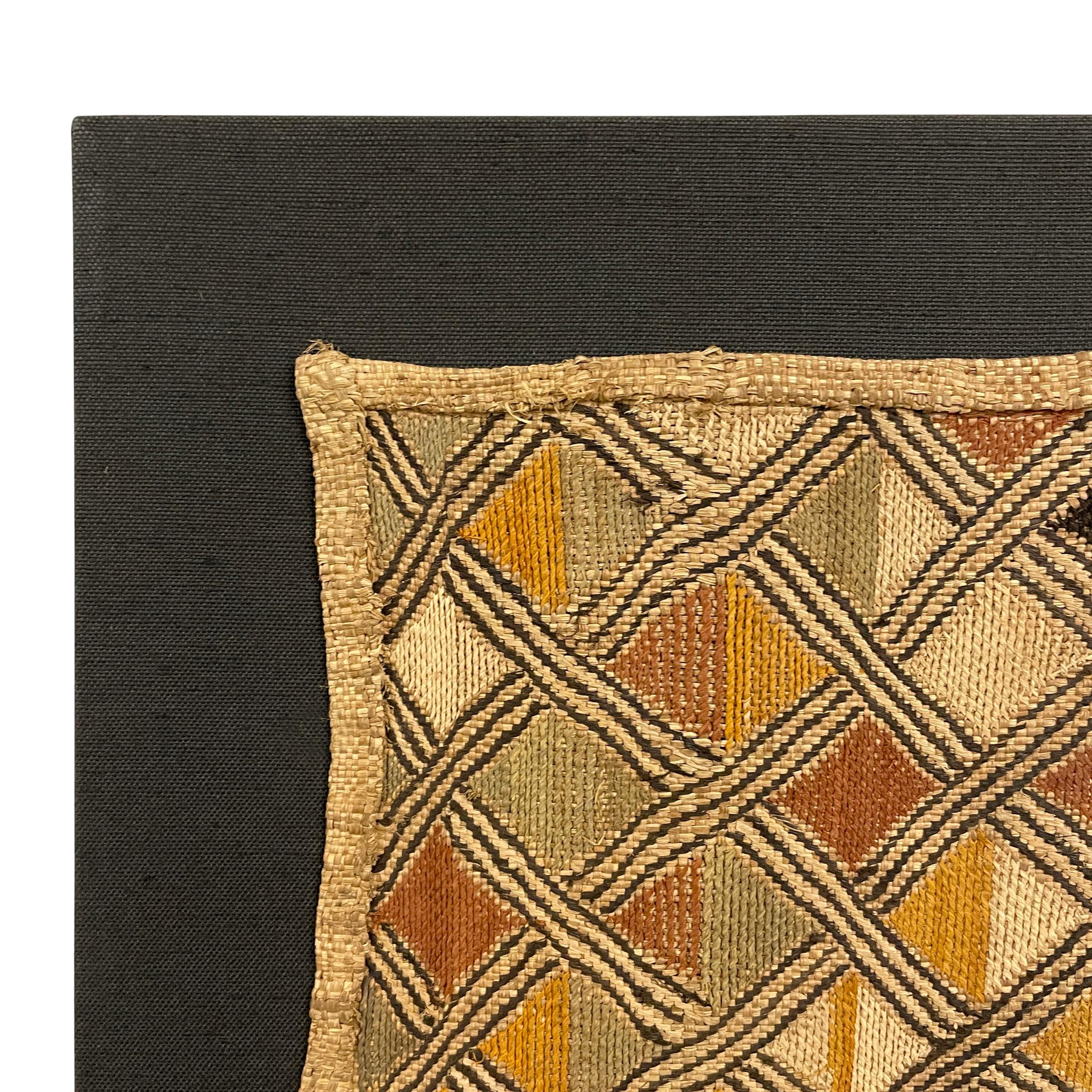 Tribal Kuba Shoowa - Tissu brodé monté en tissu en vente