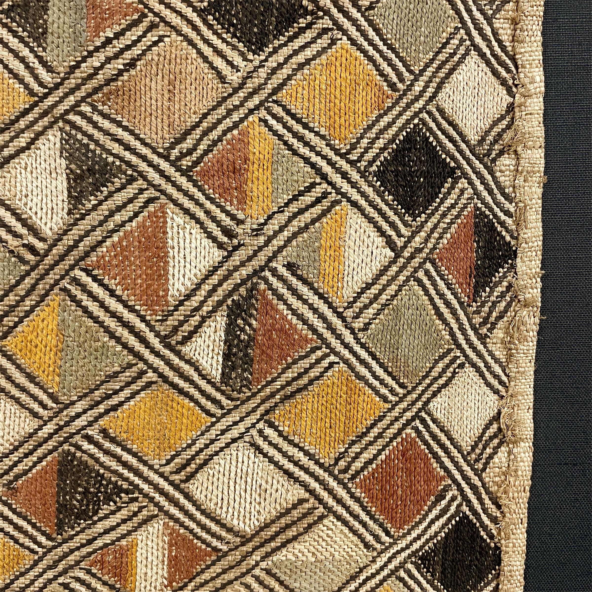 20ième siècle Kuba Shoowa - Tissu brodé monté en tissu en vente