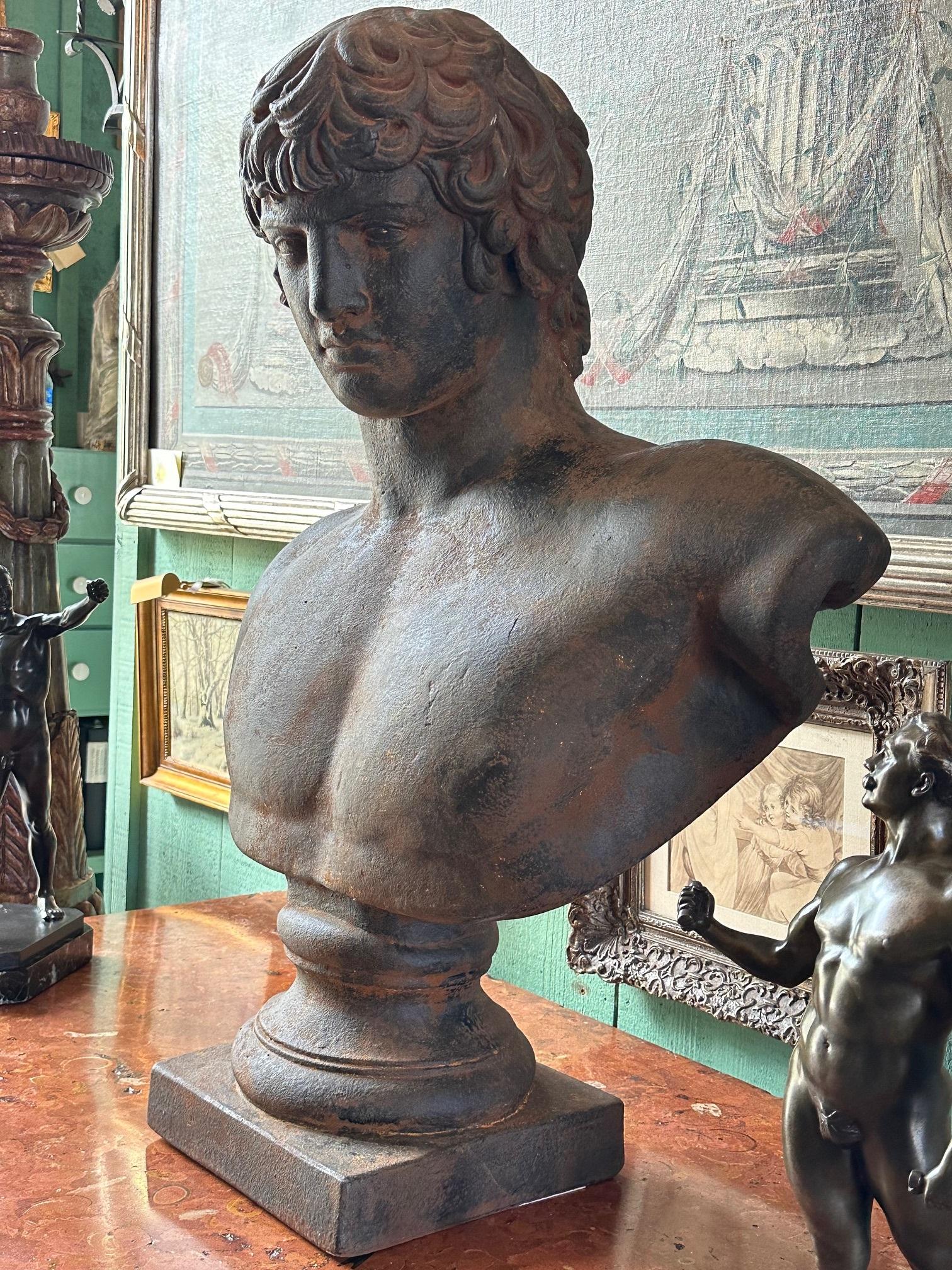 Grand buste de dieu de la beauté moulé d'un Antinous dans une sculpture de style romain en vente 2