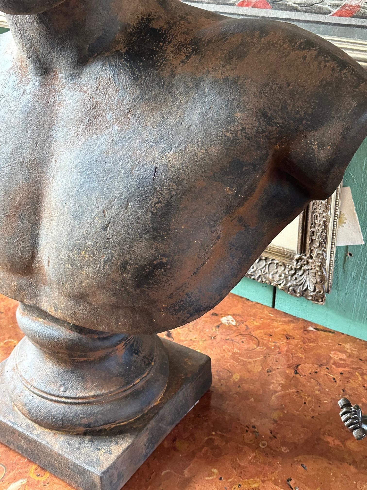 Busto Grande Montado Dios de la Belleza Estudio de Fundición de Antinoo en Escultura de Estilo Romano en venta 2