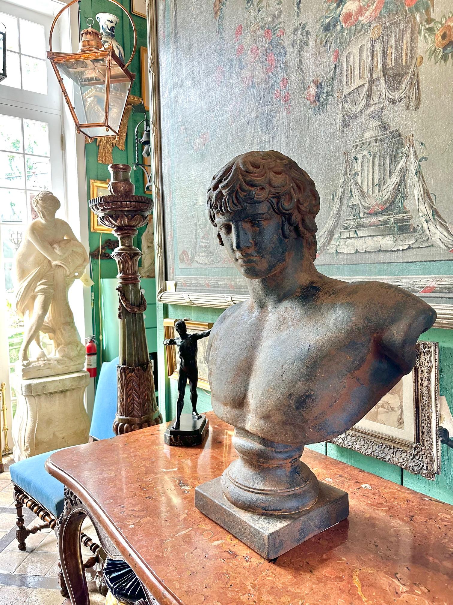 Grand buste de dieu de la beauté moulé d'un Antinous dans une sculpture de style romain en vente 7