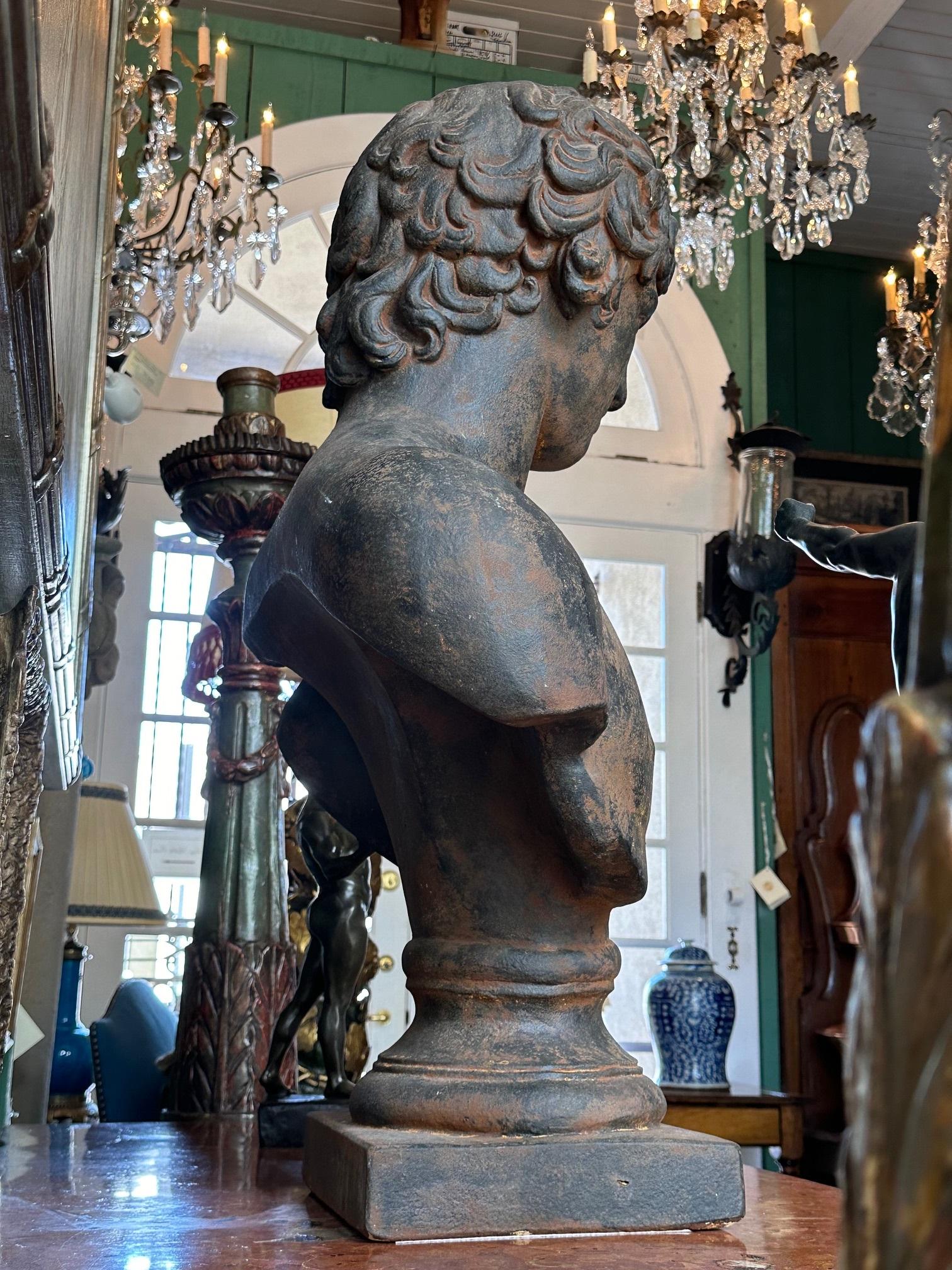 Busto Grande Montado Dios de la Belleza Estudio de Fundición de Antinoo en Escultura de Estilo Romano en venta 7