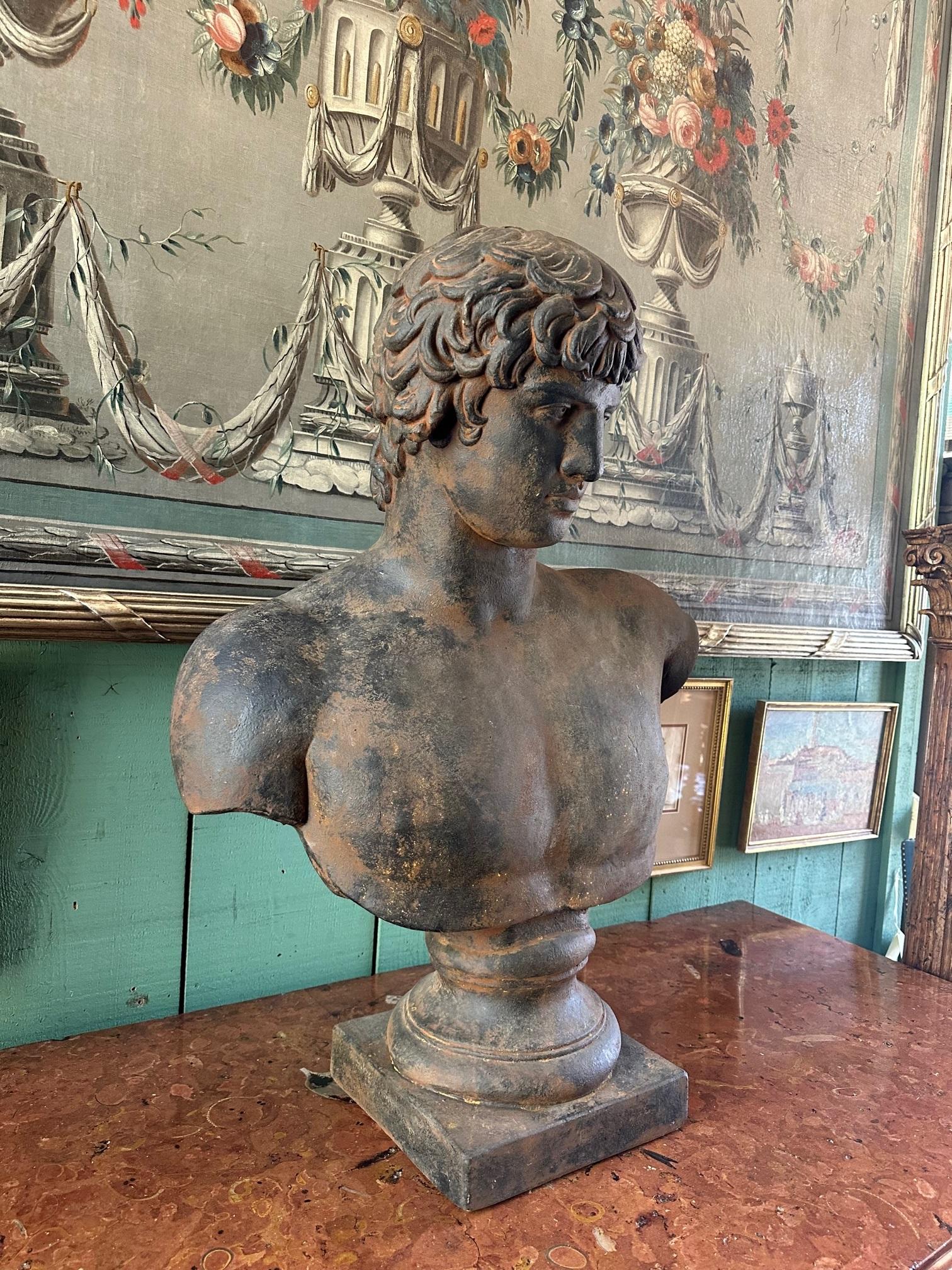 Grand buste de dieu de la beauté moulé d'un Antinous dans une sculpture de style romain en vente 10