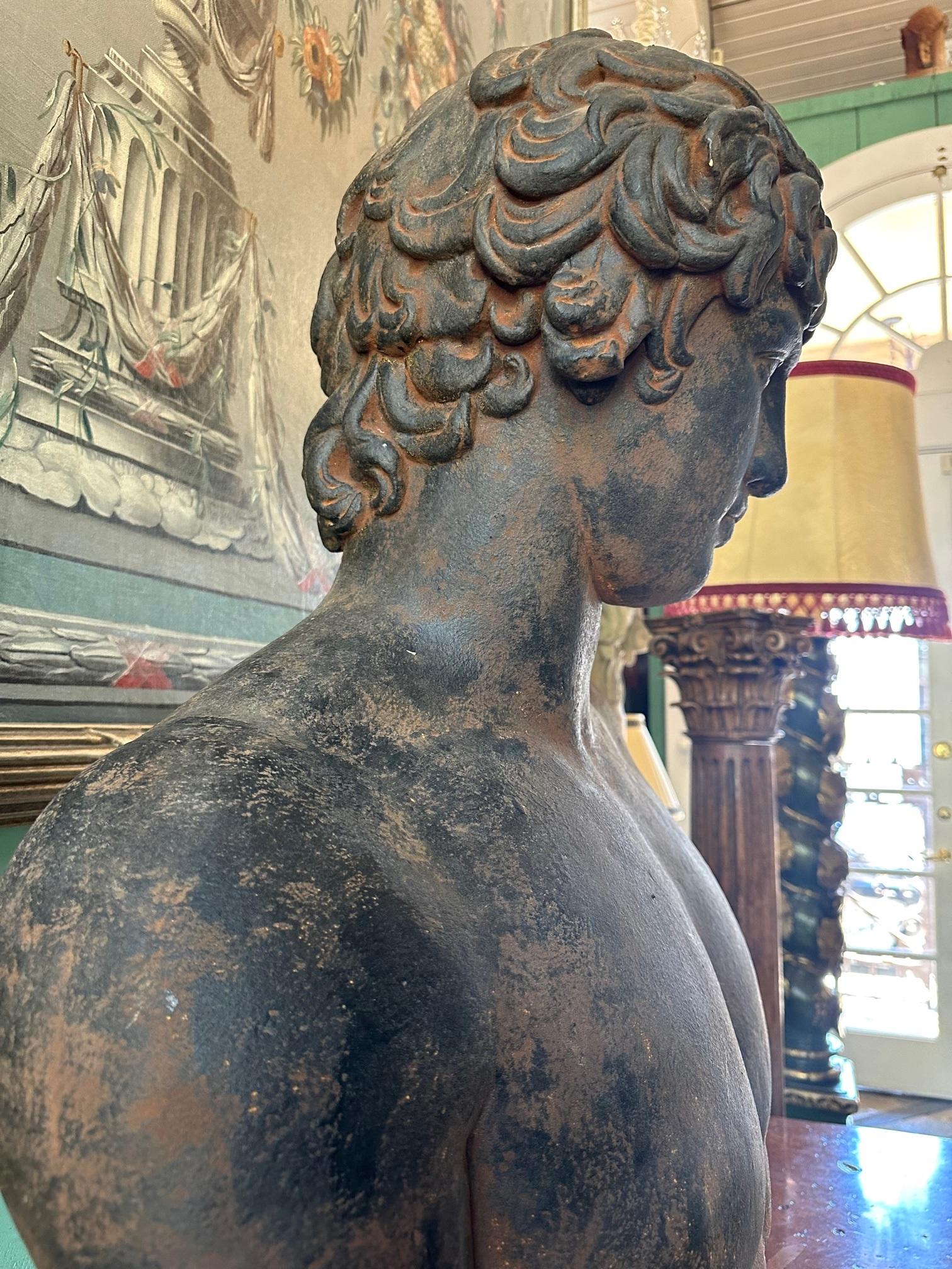 Grand buste de dieu de la beauté moulé d'un Antinous dans une sculpture de style romain en vente 11