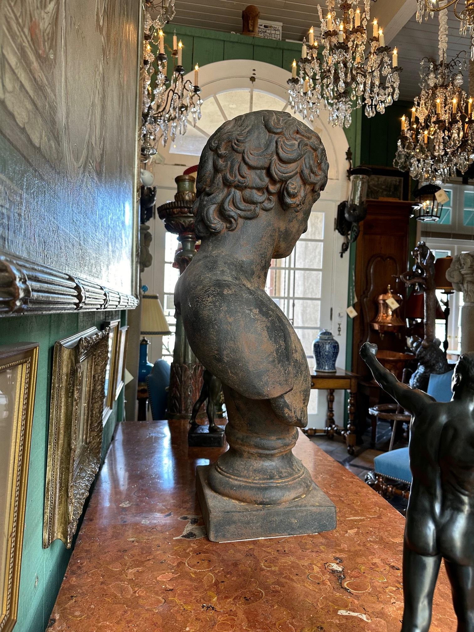 Busto Grande Montado Dios de la Belleza Estudio de Fundición de Antinoo en Escultura de Estilo Romano siglo XX en venta