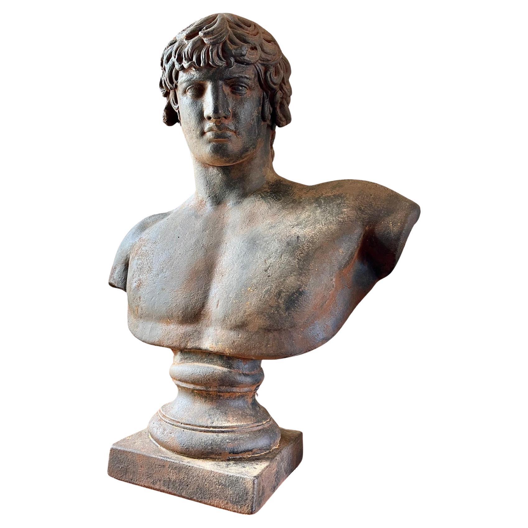 Grand buste de dieu de la beauté moulé d'un Antinous dans une sculpture de style romain en vente