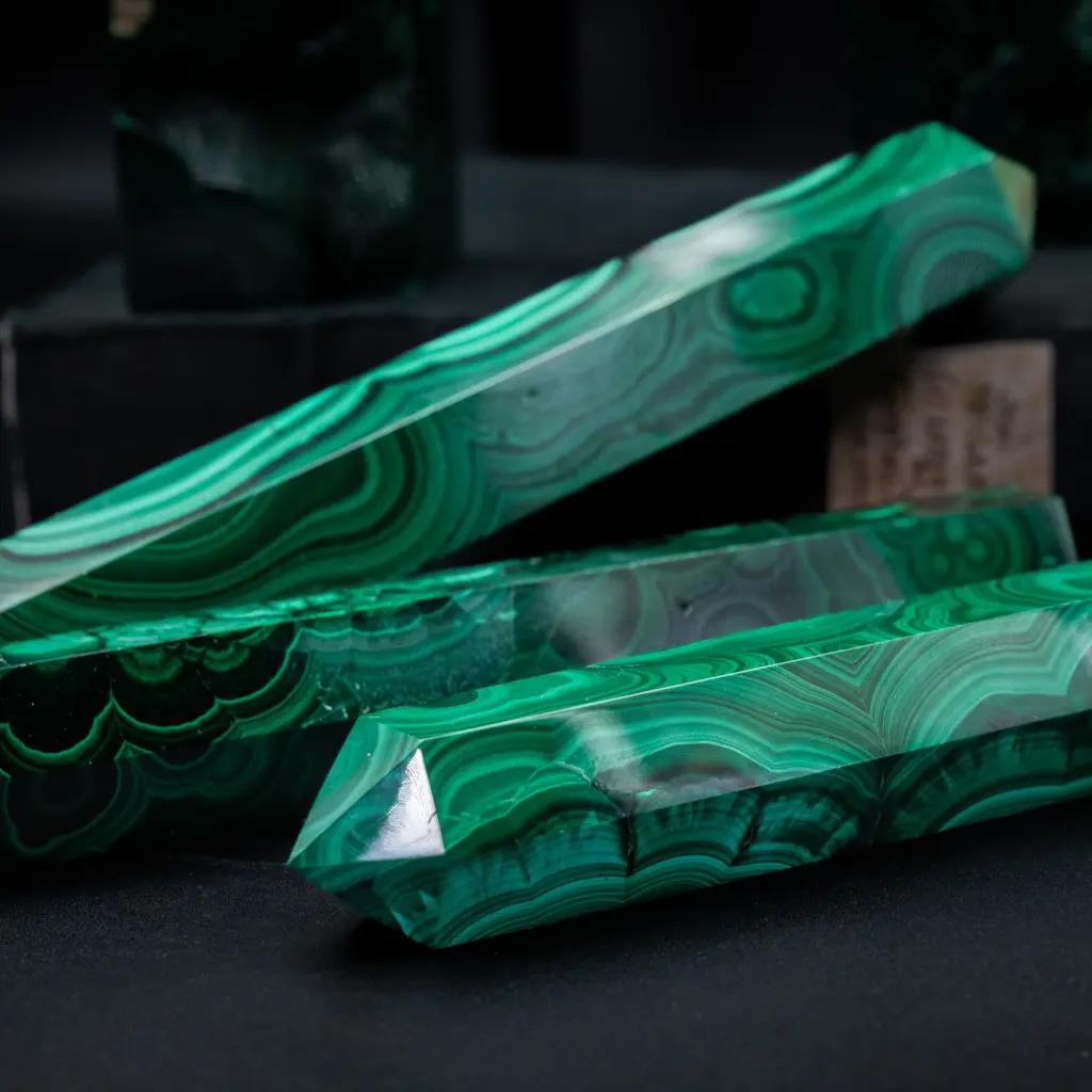Bring brilliance and energy to your interior with this mounted malachite obelisk. Its sparkling surface of green microcrystals and characteristic banding make it a unique decorative object, imbued with protective and soothing properties.

The