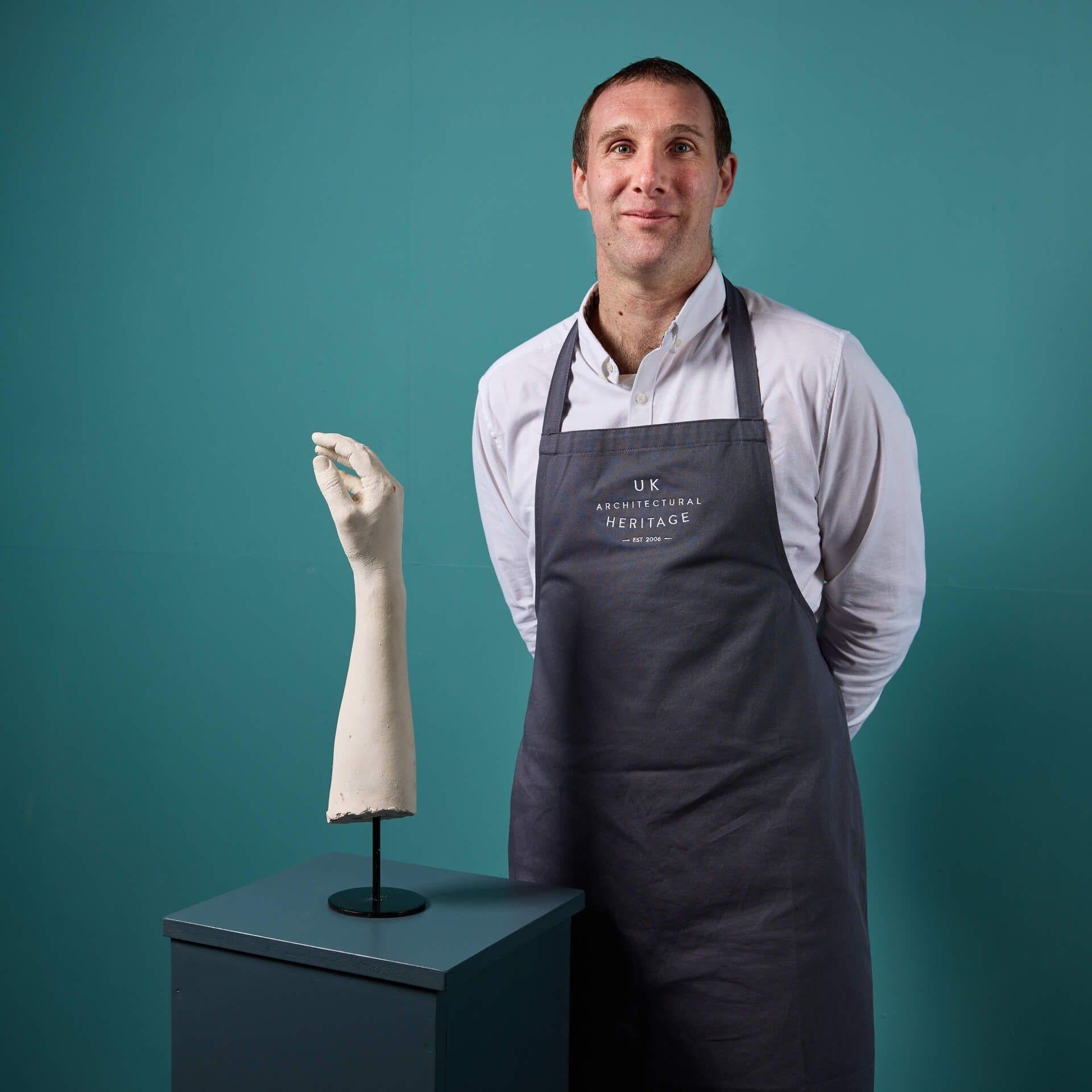 Un'affascinante mano in gesso del XX secolo montata su un supporto in acciaio su misura, proveniente dalla collezione del truccatore britannico Christopher Tucker. Questo è solo uno dei tanti calchi in gesso che stiamo vendendo dalla straordinaria