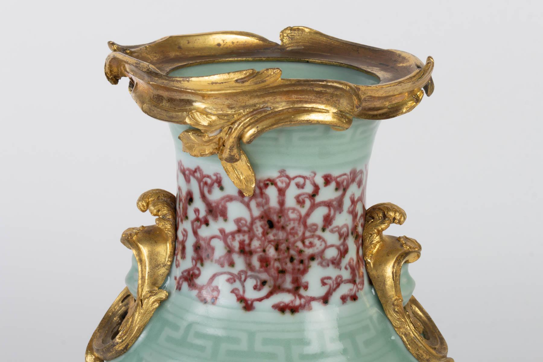Mounted porcelain vase of gilt and chiselled bronze, 18th century, Qianlong period, signature of the period.
Measures: H 30cm, W 16cm, D 14cm.