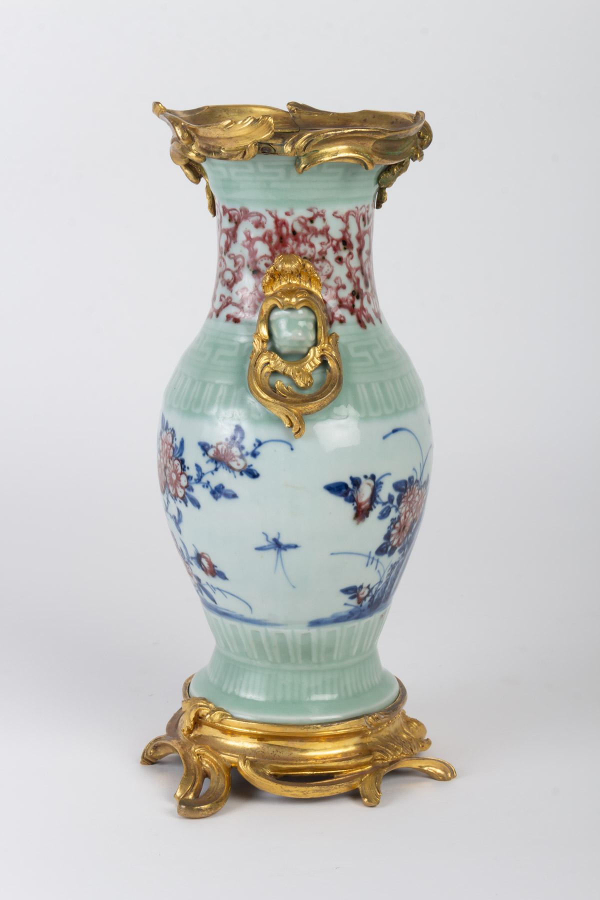 Mounted Porcelain Vase, Gilt Bronze and Chiselled, 18th Century In Good Condition In Saint-Ouen, FR
