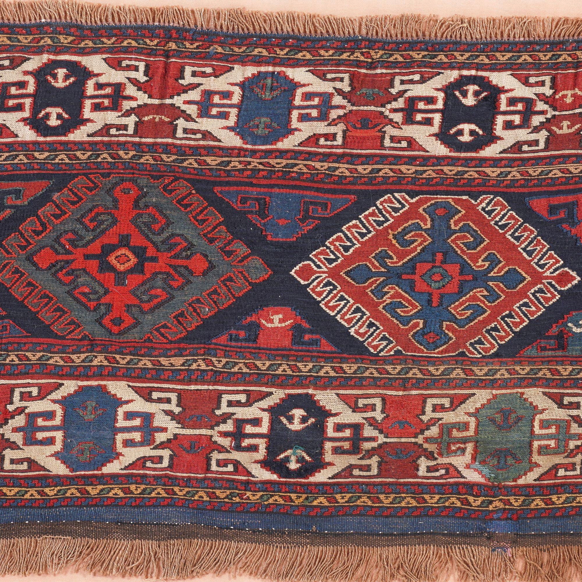 Soumak-Wiegeplatte, die auf eine Baumwollunterlage genäht und auf einen Keilrahmen montiert ist.
Persisch, um 1880.