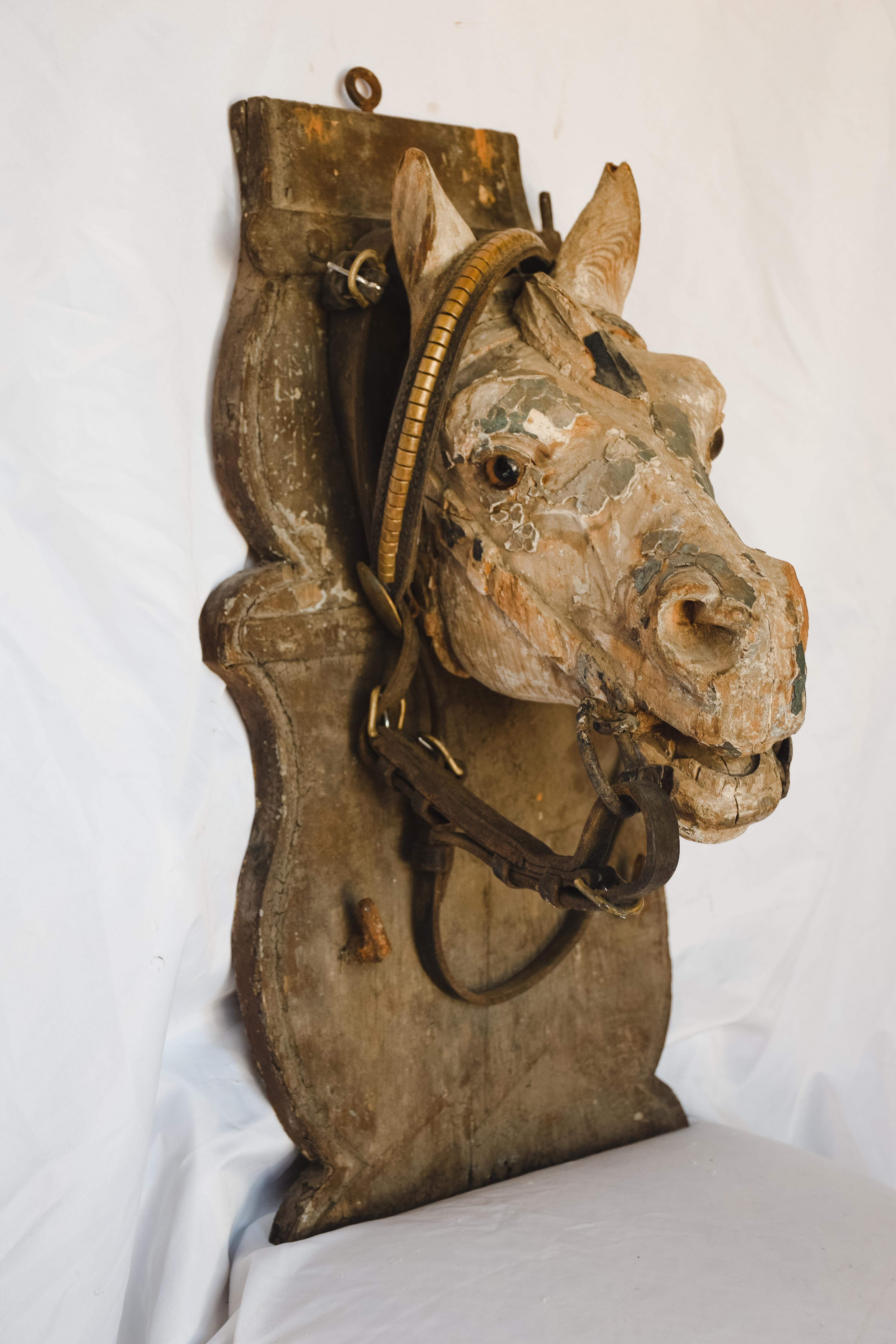 Cette fabuleuse tête de cheval sculptée provient d'une sellerie française. Les selleries servaient à concevoir, fabriquer, reconstruire et réparer une grande variété de selles, d'arçons, de harnais, de bottes d'équitation et d'articles de sellerie