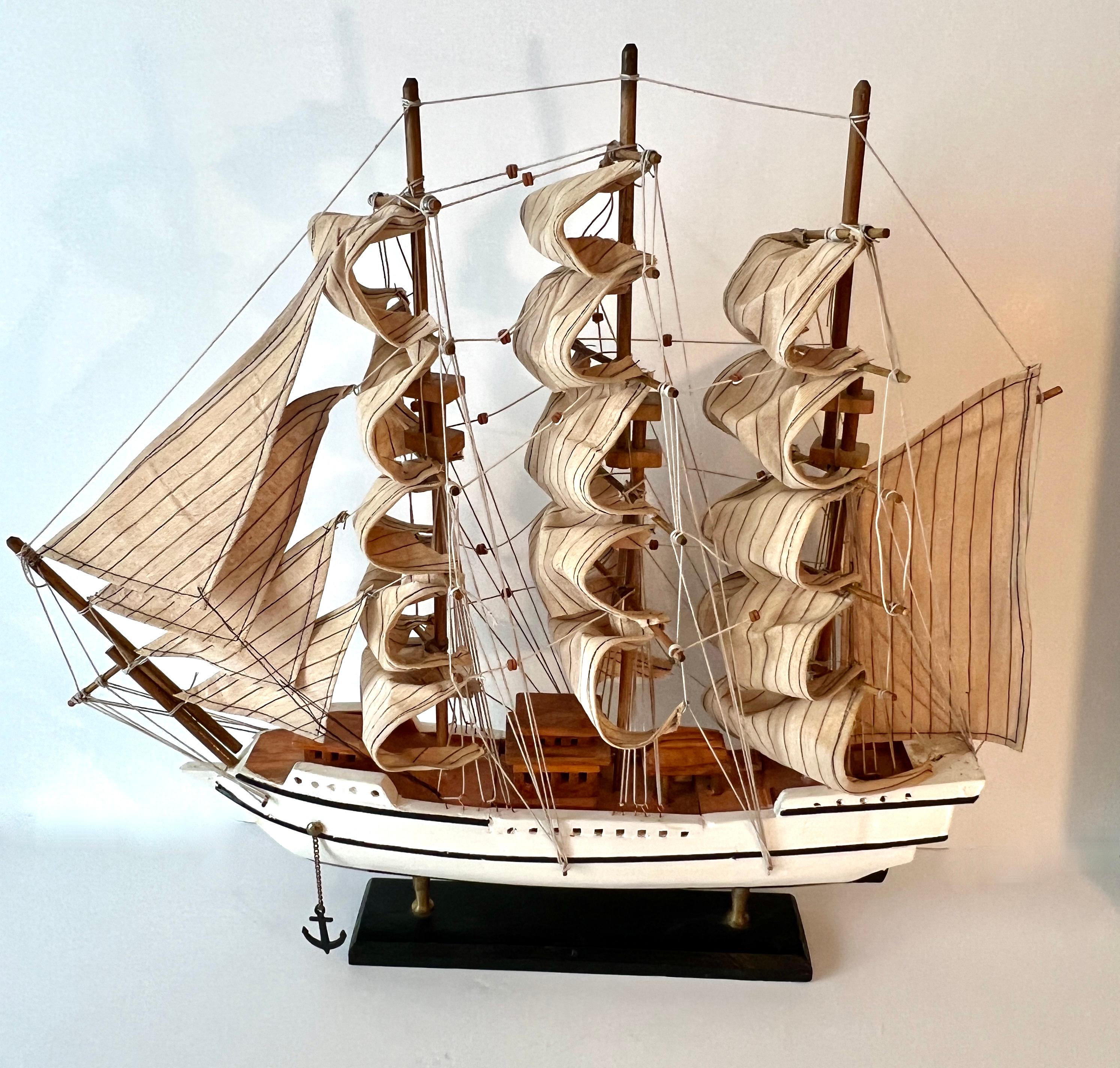 Modèle de bateau à voile avec voiles pliées sur bois en vente 5