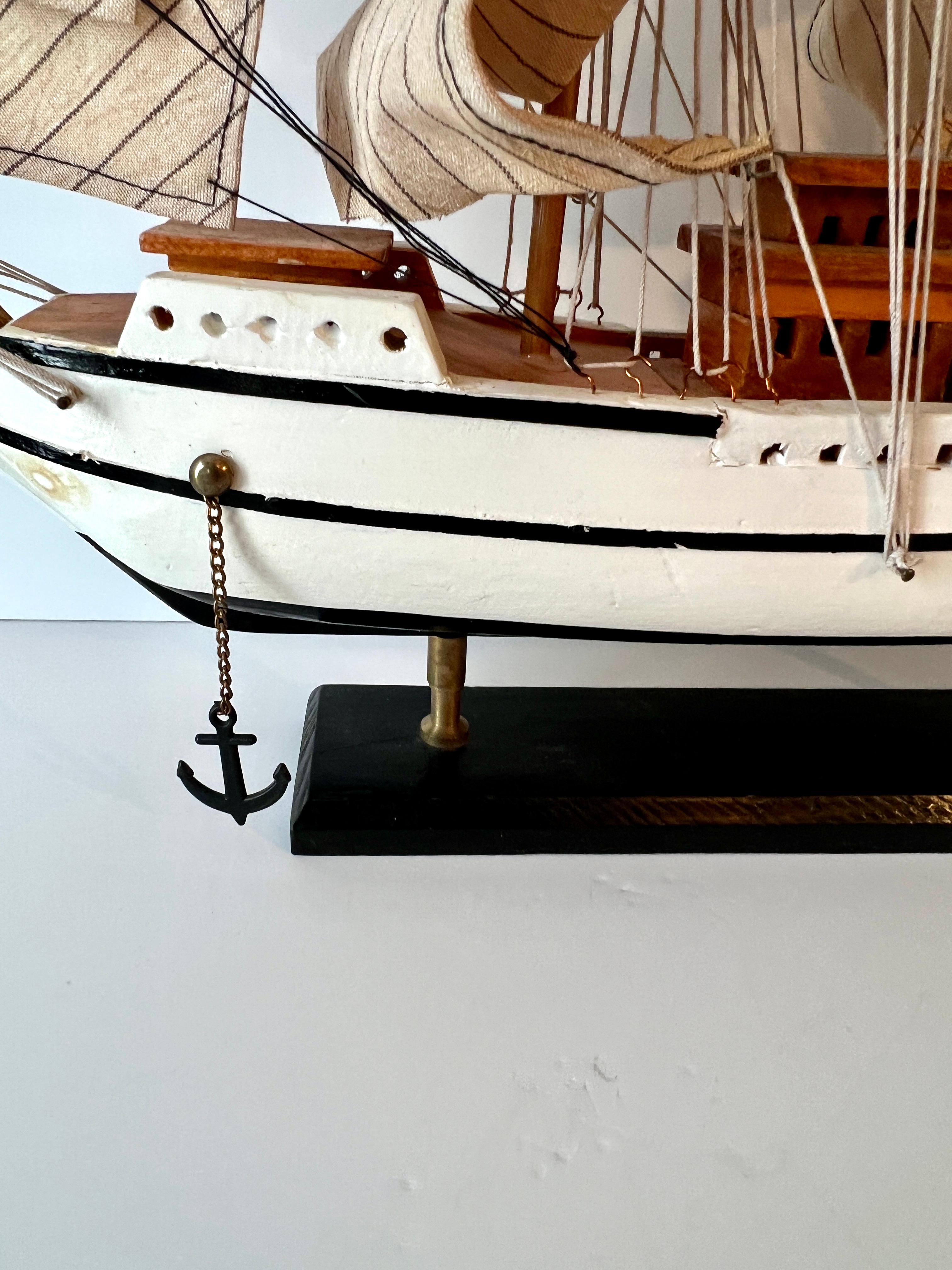 Modèle de bateau à voile avec voiles pliées sur bois en vente 6