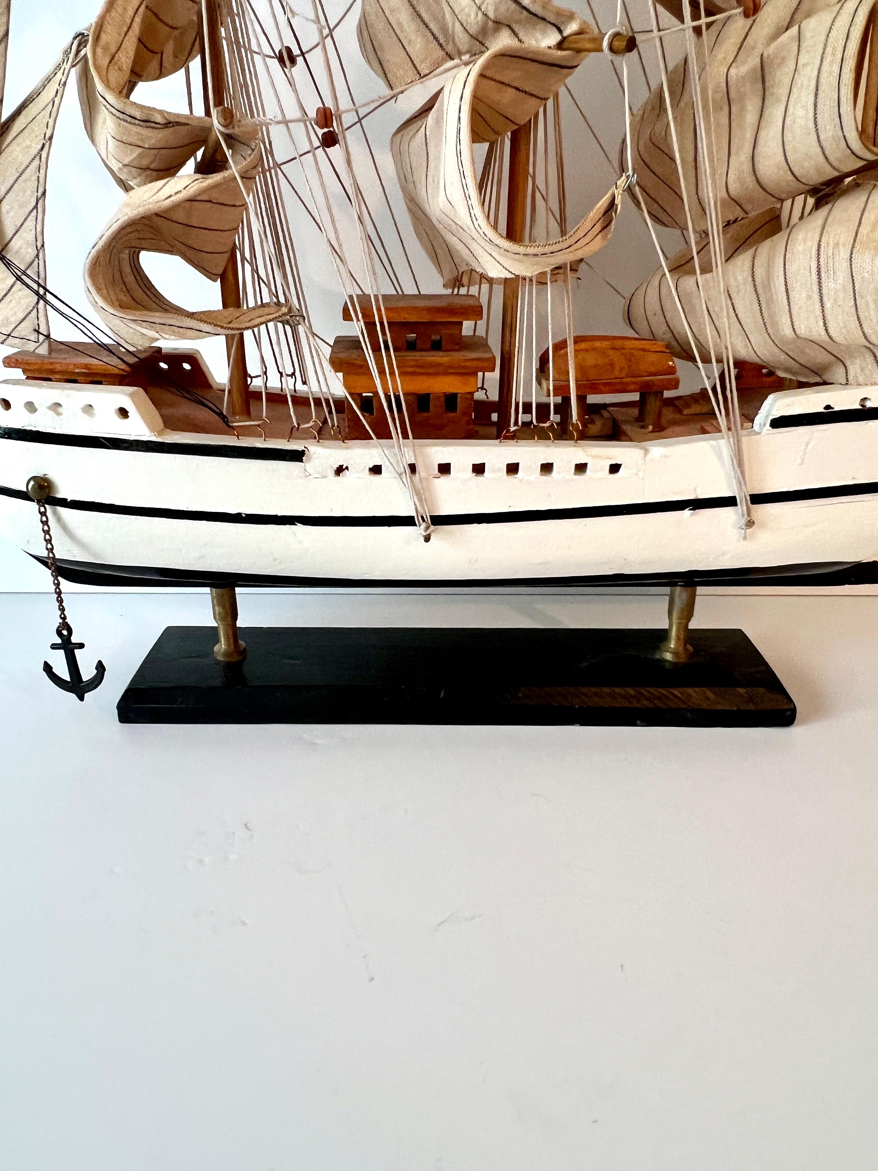 Modèle de bateau à voile avec voiles pliées sur bois en vente 7