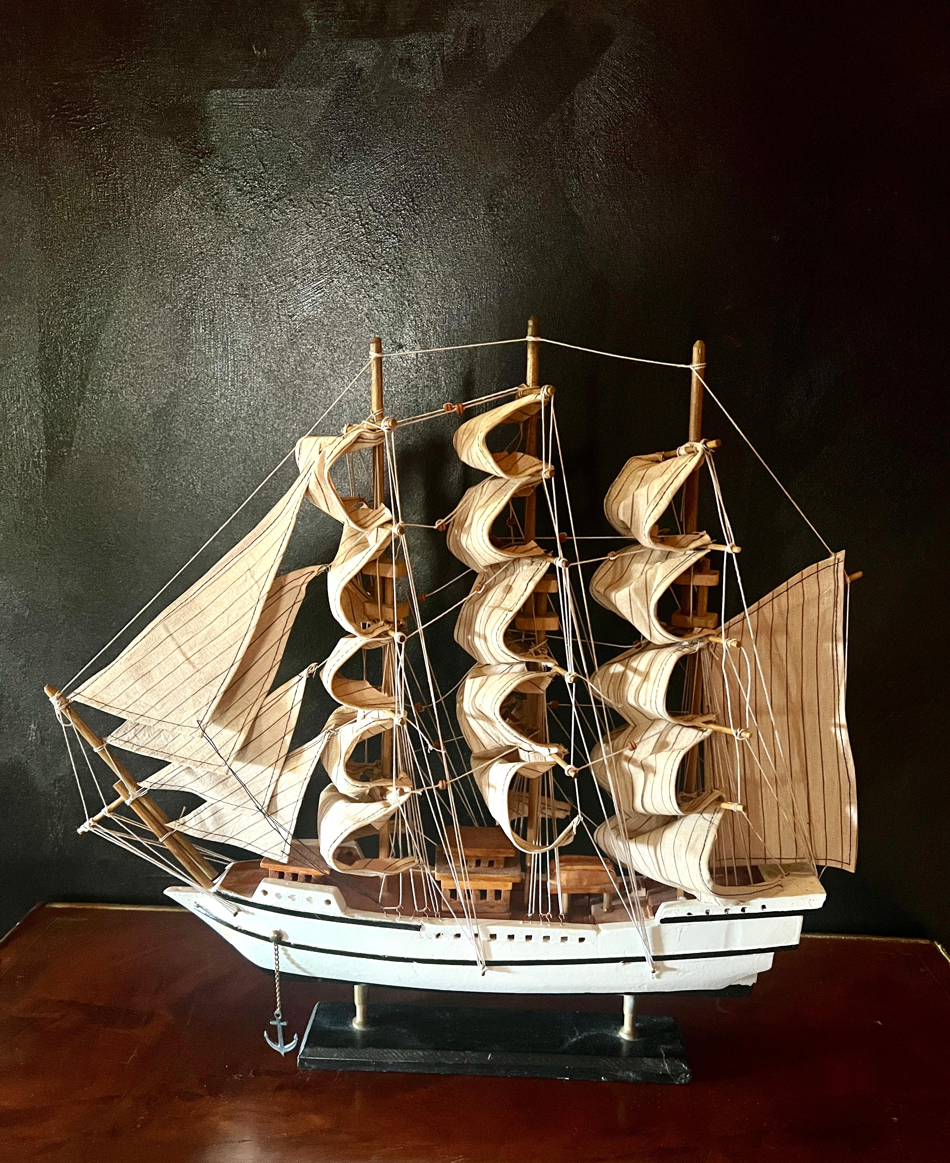 Modèle de bateau à voile avec voiles pliées sur bois en vente 8