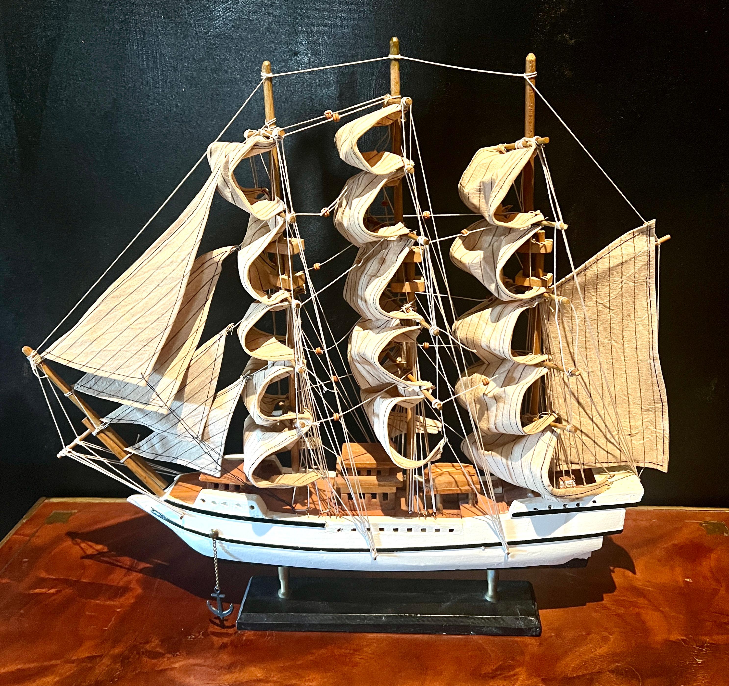 Modèle de bateau à voile avec voiles pliées sur bois en vente 9
