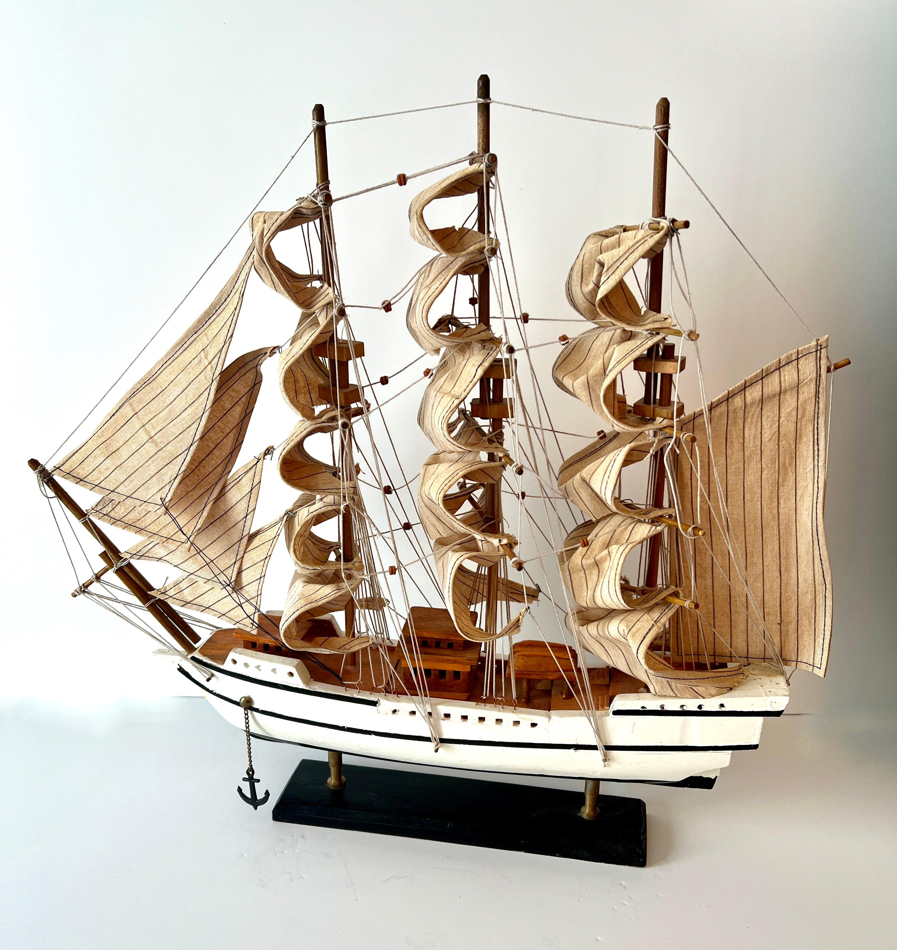 Modèle de bateau à voile avec voiles pliées sur bois Bon état - En vente à Los Angeles, CA