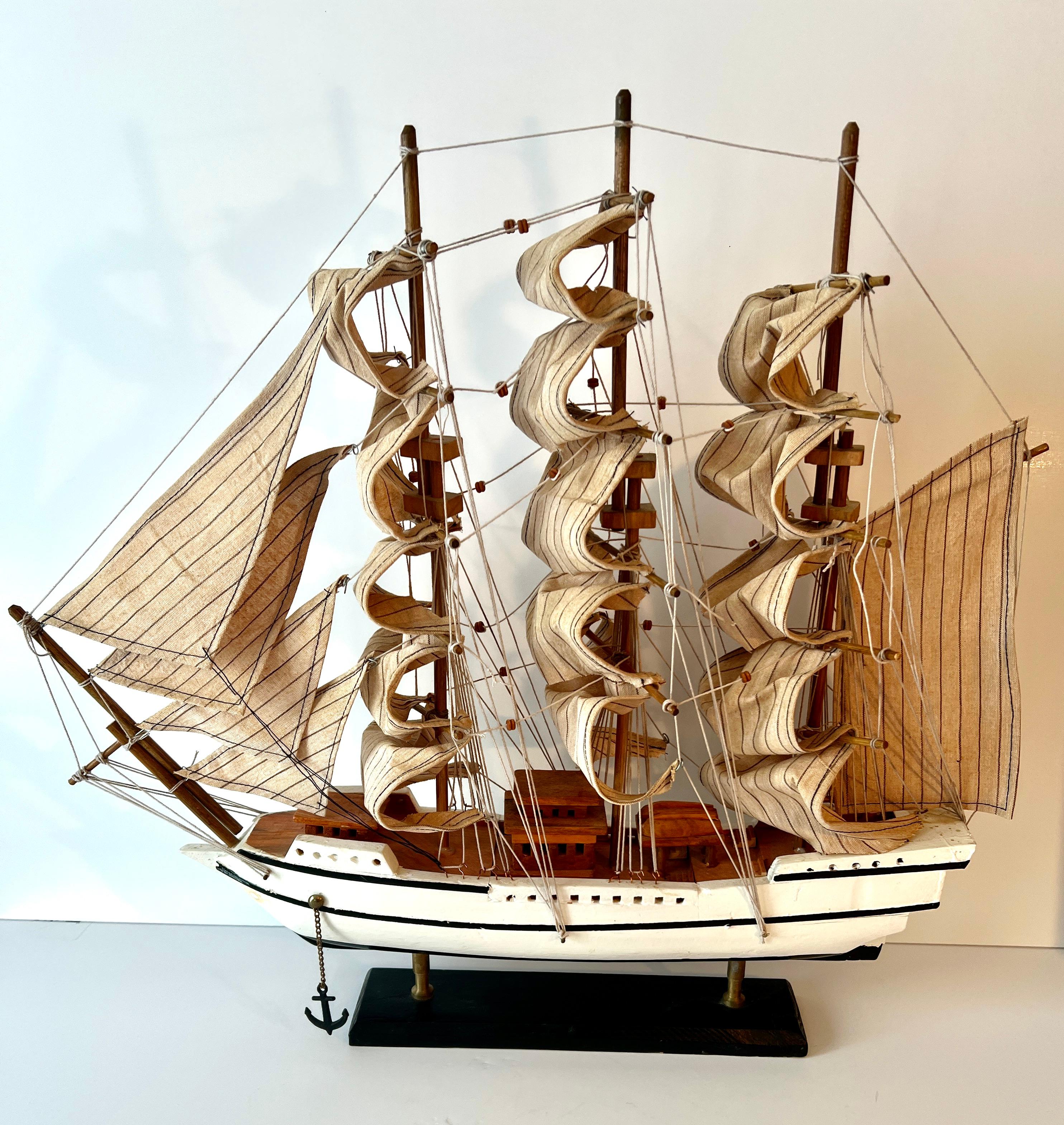 20ième siècle Modèle de bateau à voile avec voiles pliées sur bois en vente