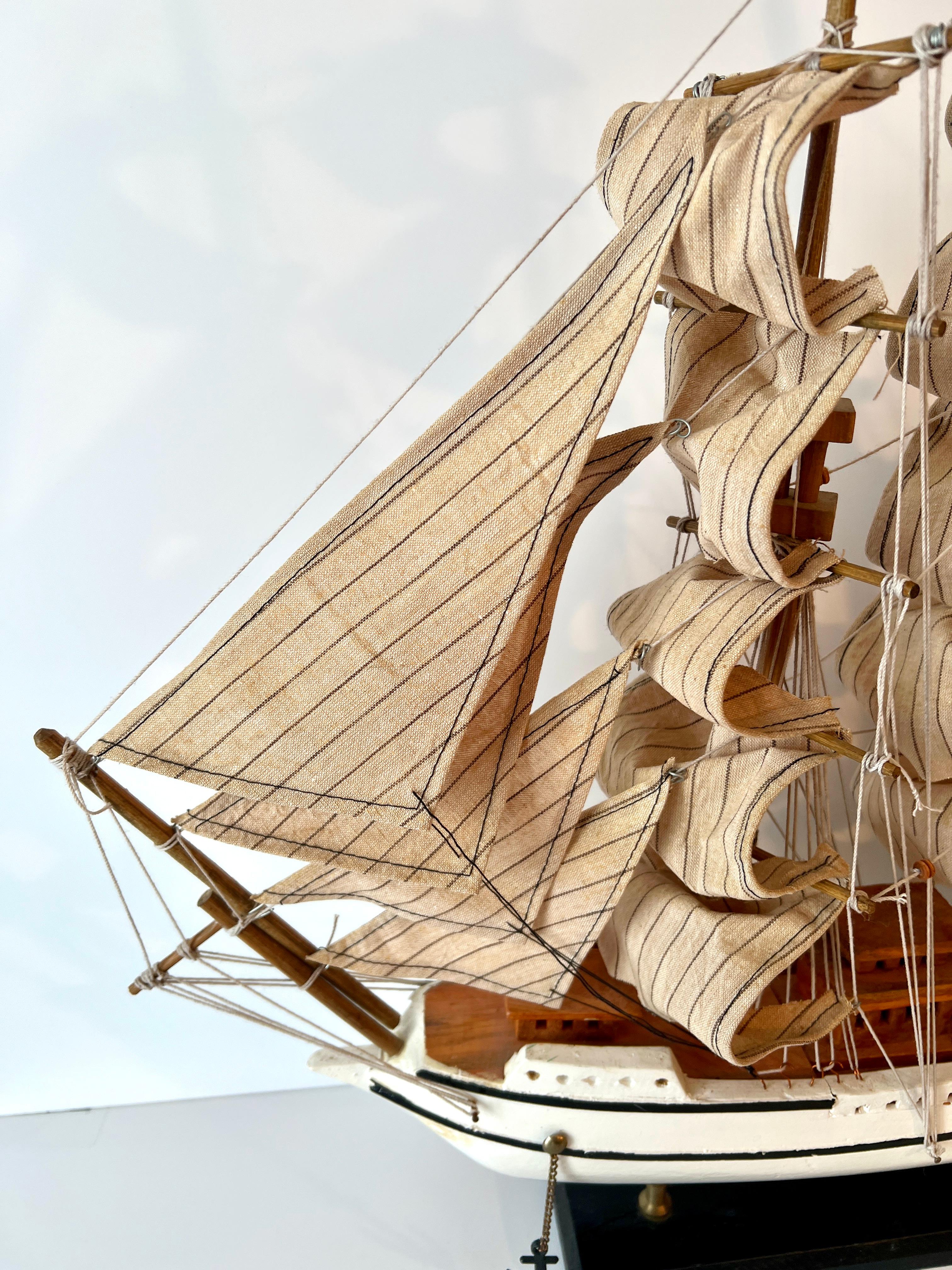 Métal Modèle de bateau à voile avec voiles pliées sur bois en vente