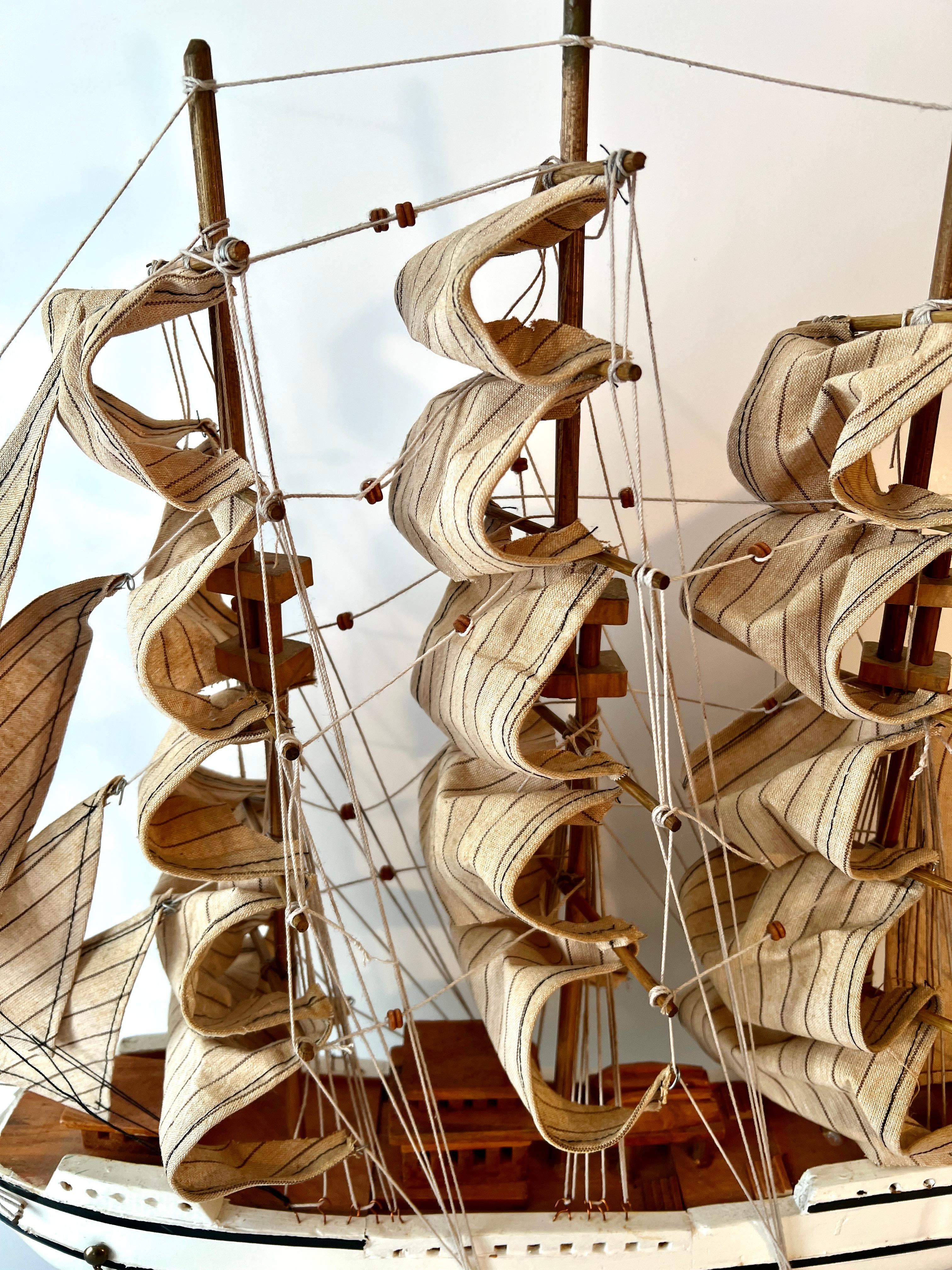 Modèle de bateau à voile avec voiles pliées sur bois en vente 1